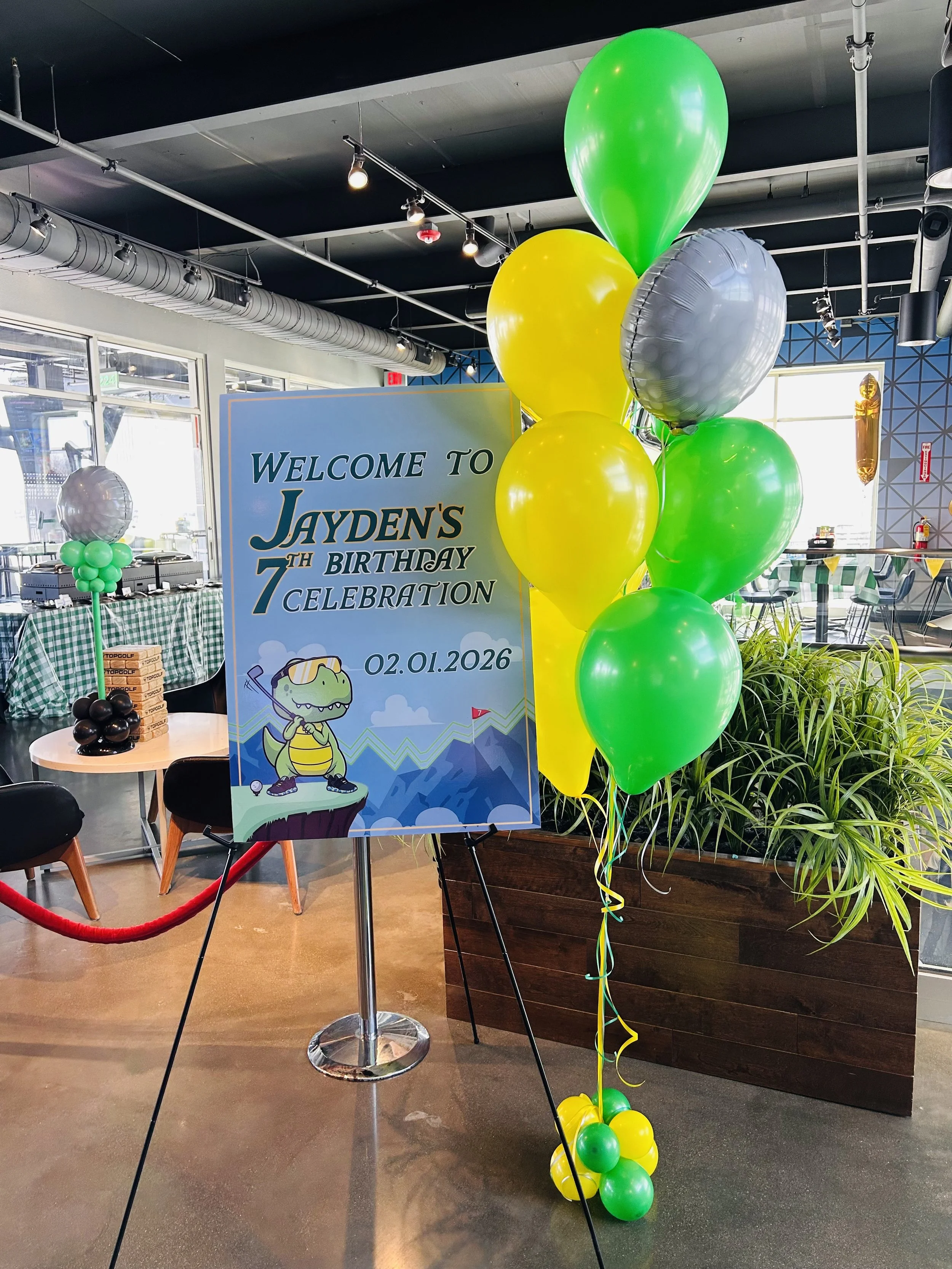 welcome sign for a golf themed birthday party. awesome poster sign and floor lenght balloons. kids birthday party welcome sign. 
