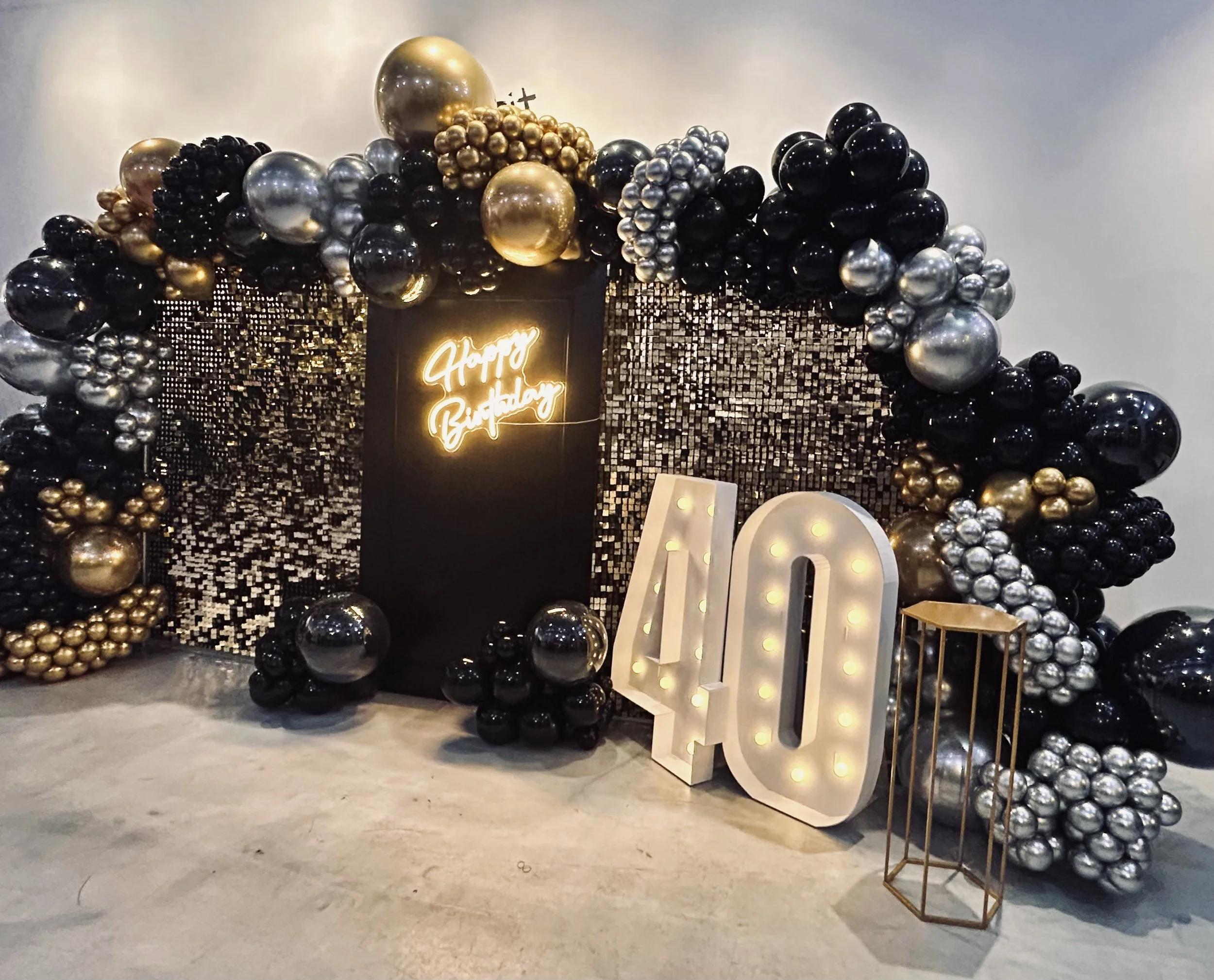 huge wow moment for a 40th birthday party. backdrop sequence wall with balloons and LED happy birthday sign. milestone celebration. large number marquee numbers for an amazing backdrop/photo op moment for a 40th birthday. 