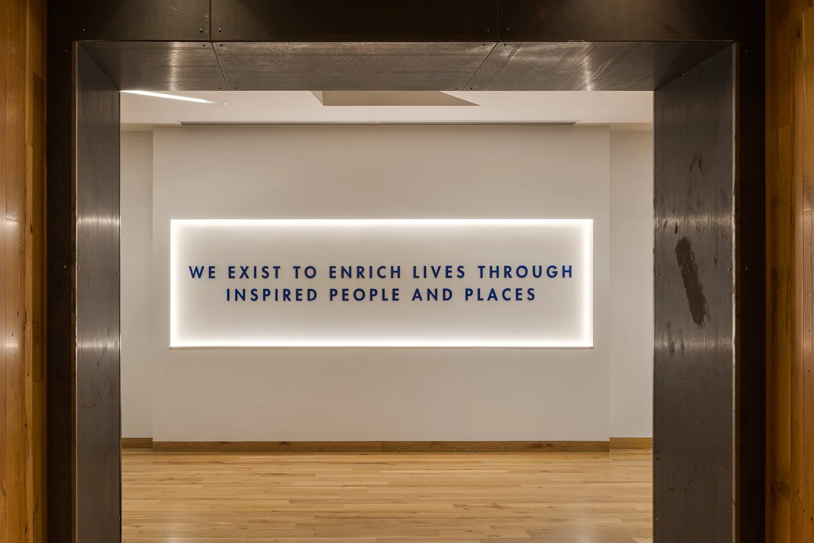 je-dunn-kansas-city-hq-renovation-feature-wall.jpg