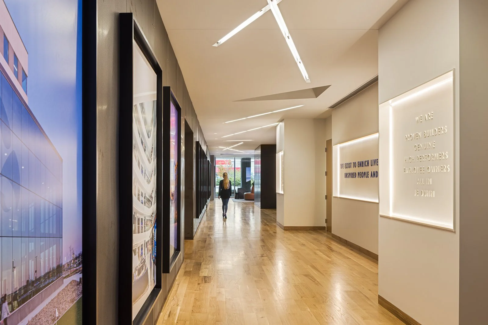 je-dunn-kansas-city-hq-renovation-feature-wall-hallway.jpg