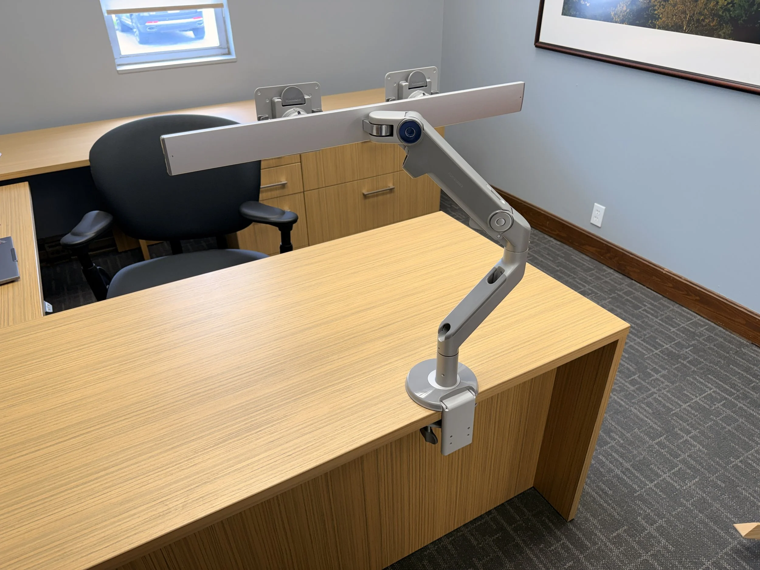 M1 | Qty : 15 | Price : $85 | Humanscale dual monitor arm