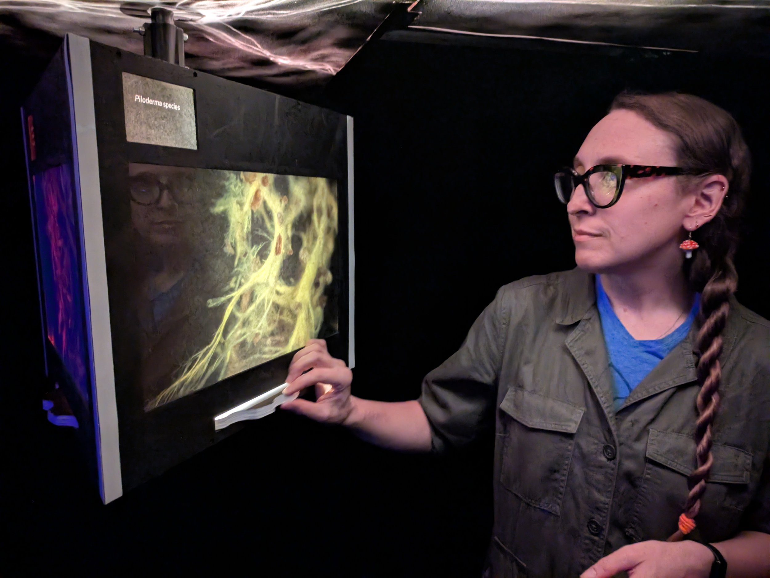 (un)common threads - light box - credit poppy flint.jpg