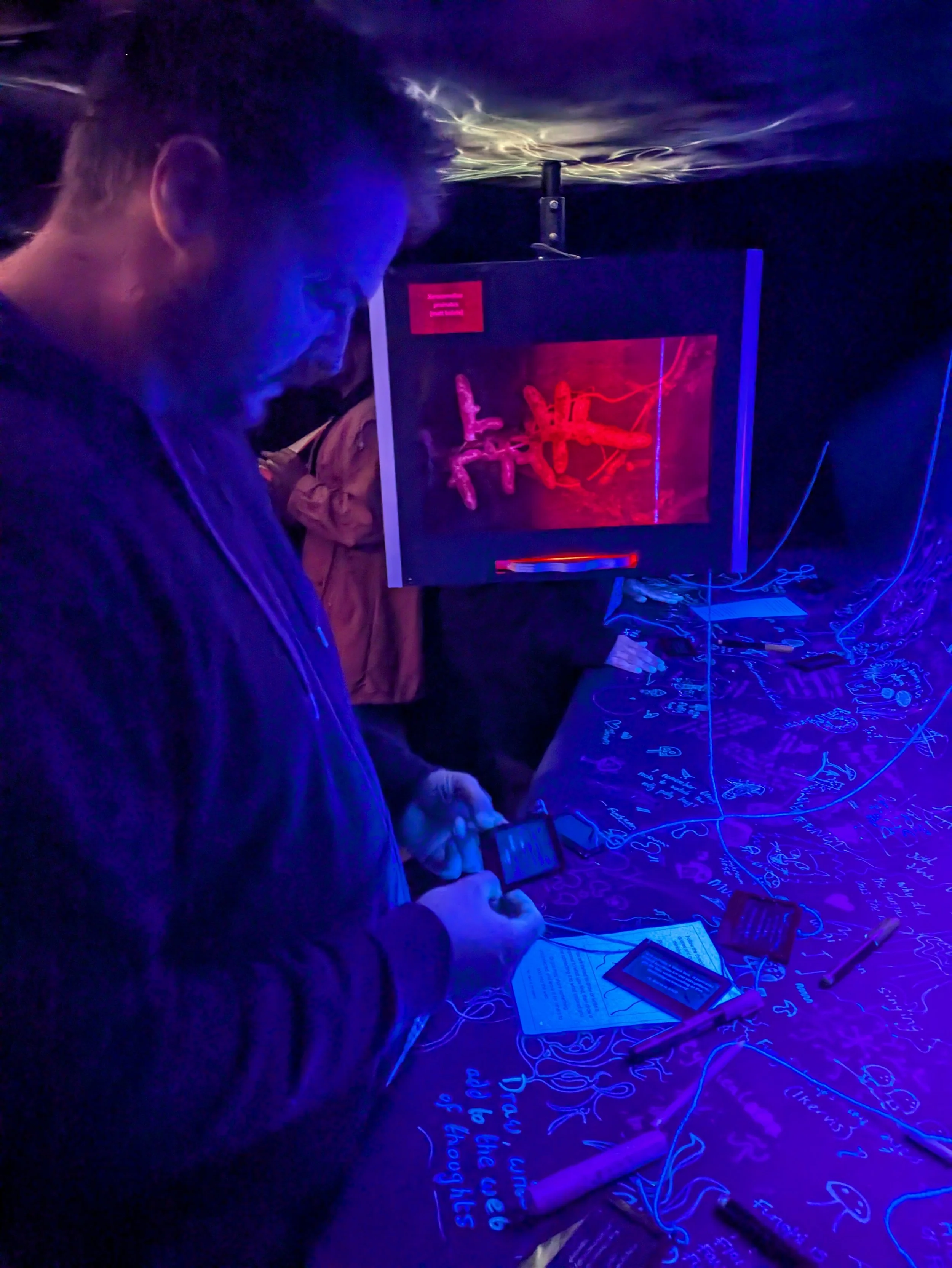 (un)common threads - person reading slides - credit poppy flint.jpg