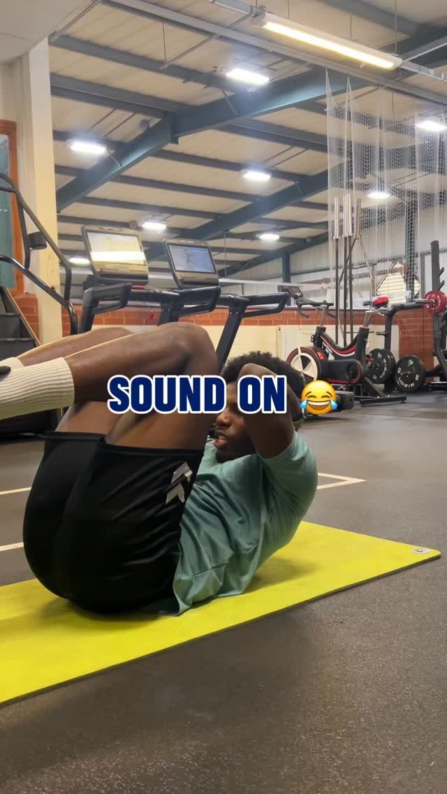 Entertainment at its finest @jabarii03 .
#gymtrainer #footballworkout #fitnesstrainer #gymsession #lowerbody #corework #micdup #footballtraining #gymworkout #gymtips