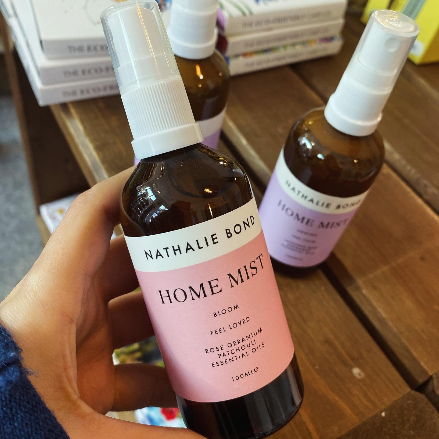 BLOOM HOME MIST - feel loved&hellip;

Introducing the Nathalie Bond Bloom Home Mist - a luxurious and invigorating way to bring the uplifting scents of rose geranium and patchouli into your living space.

Beautifully made with the finest natural ingr