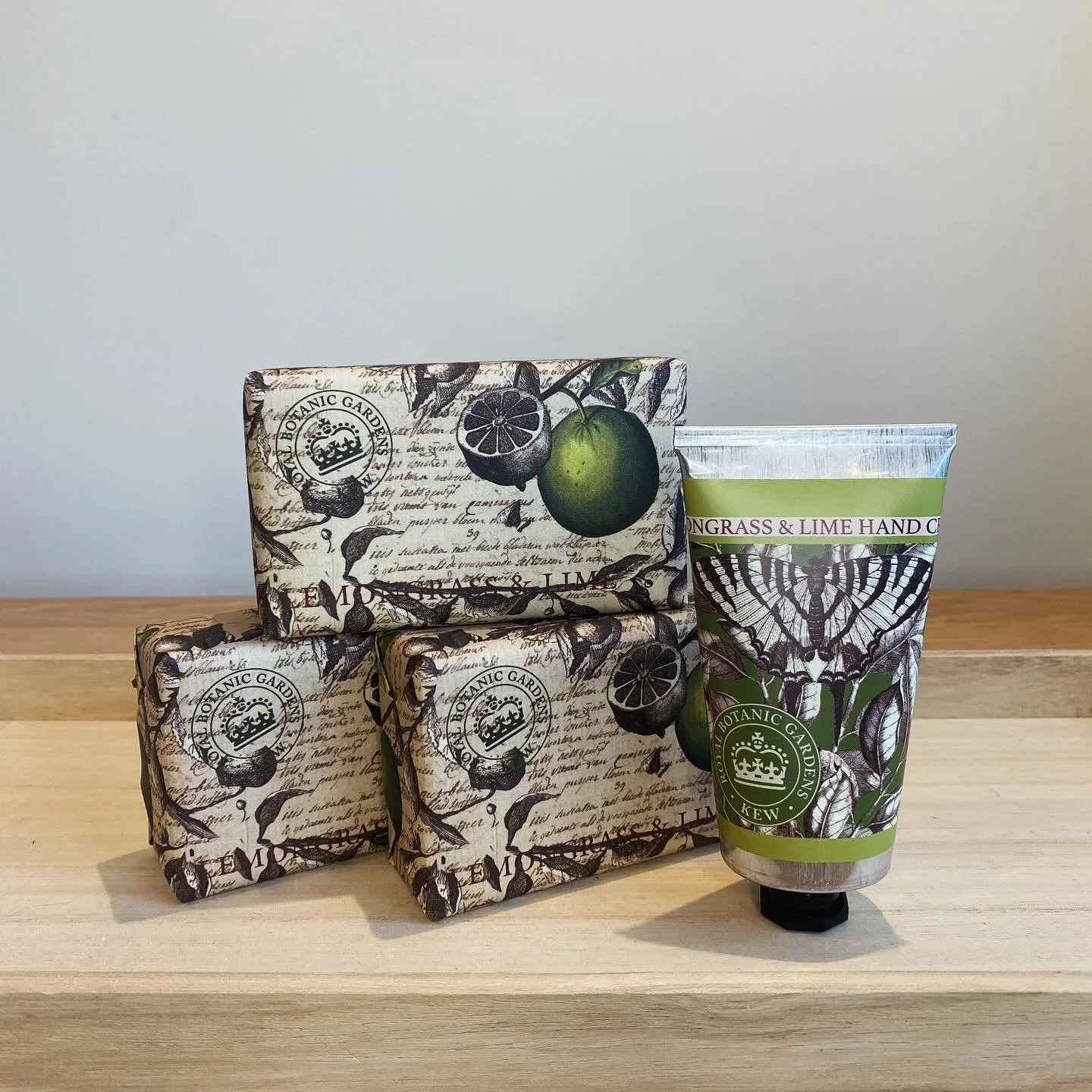 Elevate your daily routine with uplifting Lemongrass and Lime duo 🍋🍋&zwj;🟩

These eco-friendly soaps and hand-creams come in fully recyclable packaging with beautiful illustrations - a perfect gift or treat for yourself!

Soap Bar (240g)
🍋&zwj;🟩