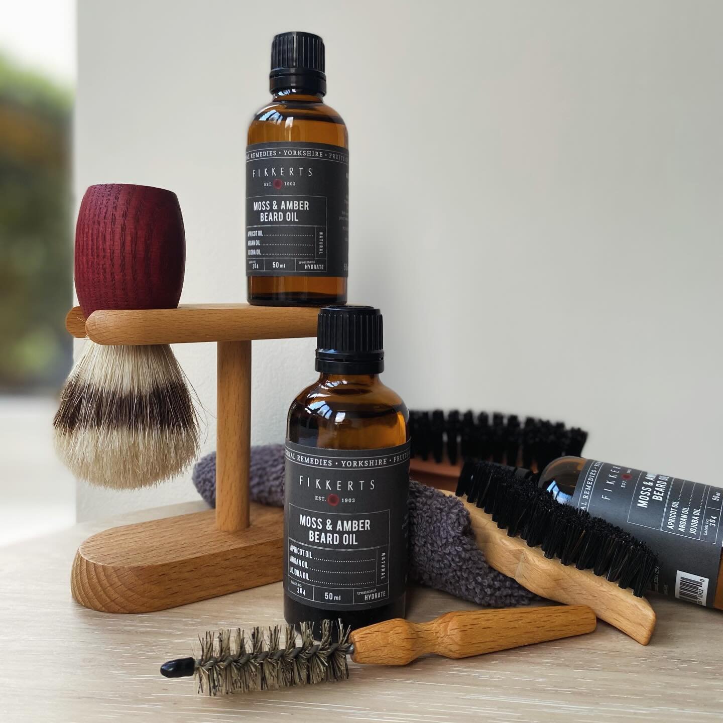 Moss &amp; Amber beard oil 🌱 

Crafted with care, this lightly fragranced beard oil hydrates and tames while supporting healthy skin. Vegan-friendly &amp; cruelty-free. 

Products tagged, tap image for more details.

#stockinfdfillerideasformen
#bea