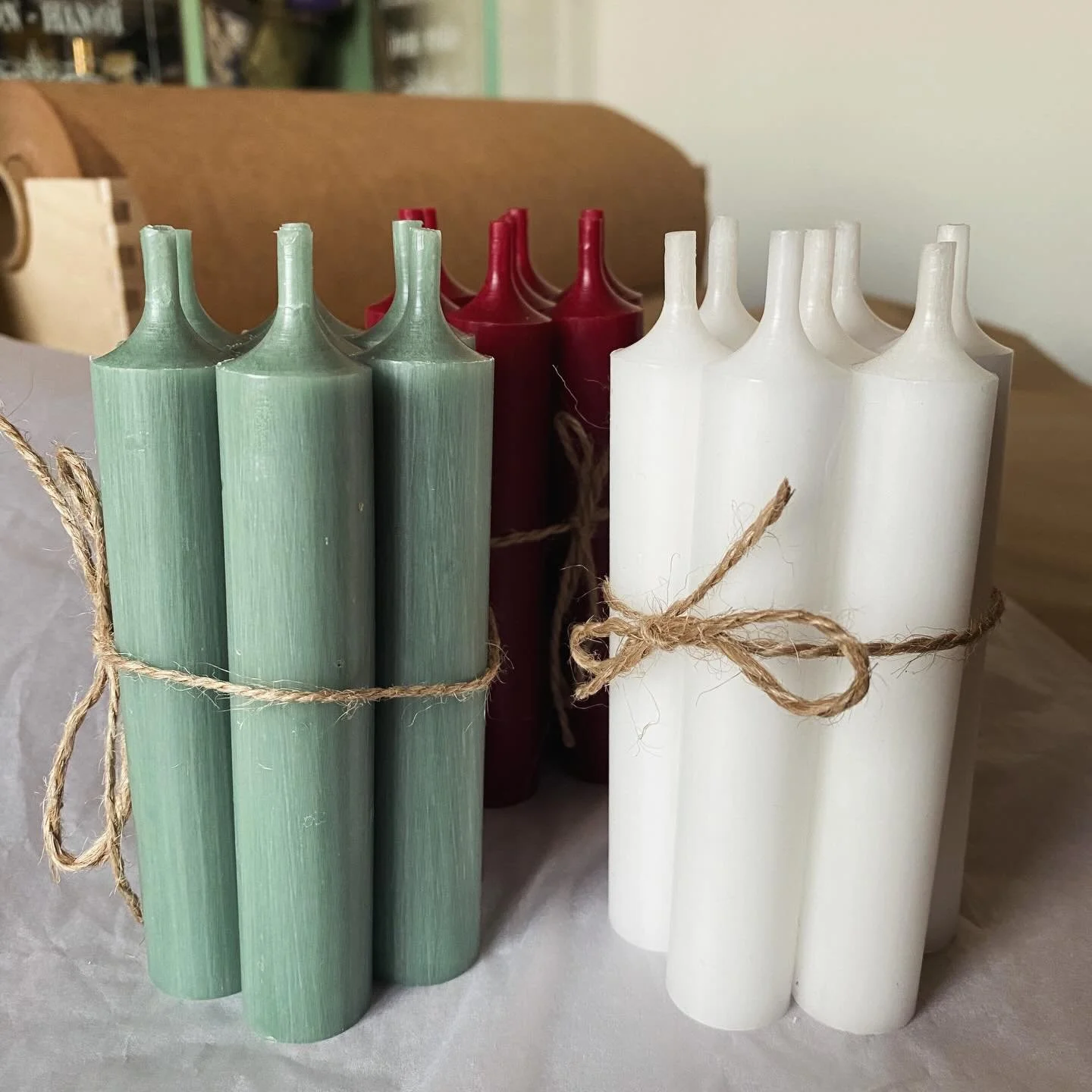 Short dinner candles in beautiful seasonal colours🕯️🎄✨