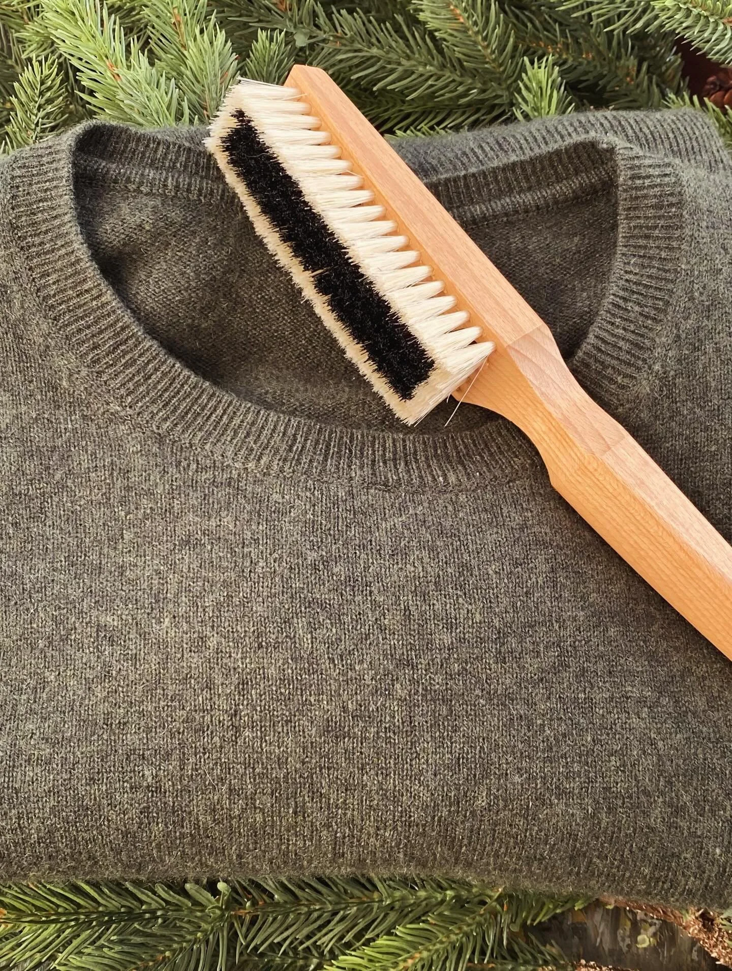 Give your knitwear a refresh! 

Keep treasured items looking best with this cashmere brush. Used gently, it will remove pilling and bobbling from your knitwear, restoring it to its former glory. 

Designed and developed by Redecker in Germany.

#Cash