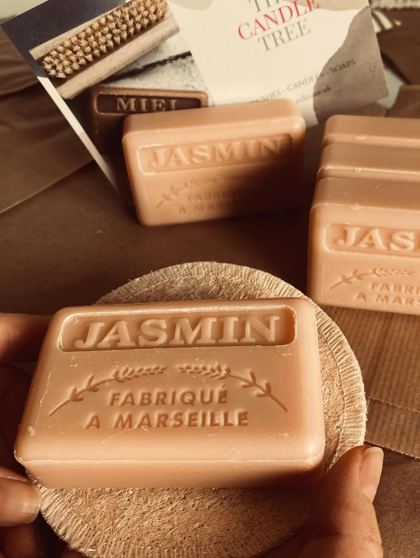 There's something truly captivating about the scent of Jasmine 💮

#scentofjasmine #scentofjasmineintheair #frenchsoap #loofah #loofahsoapdish