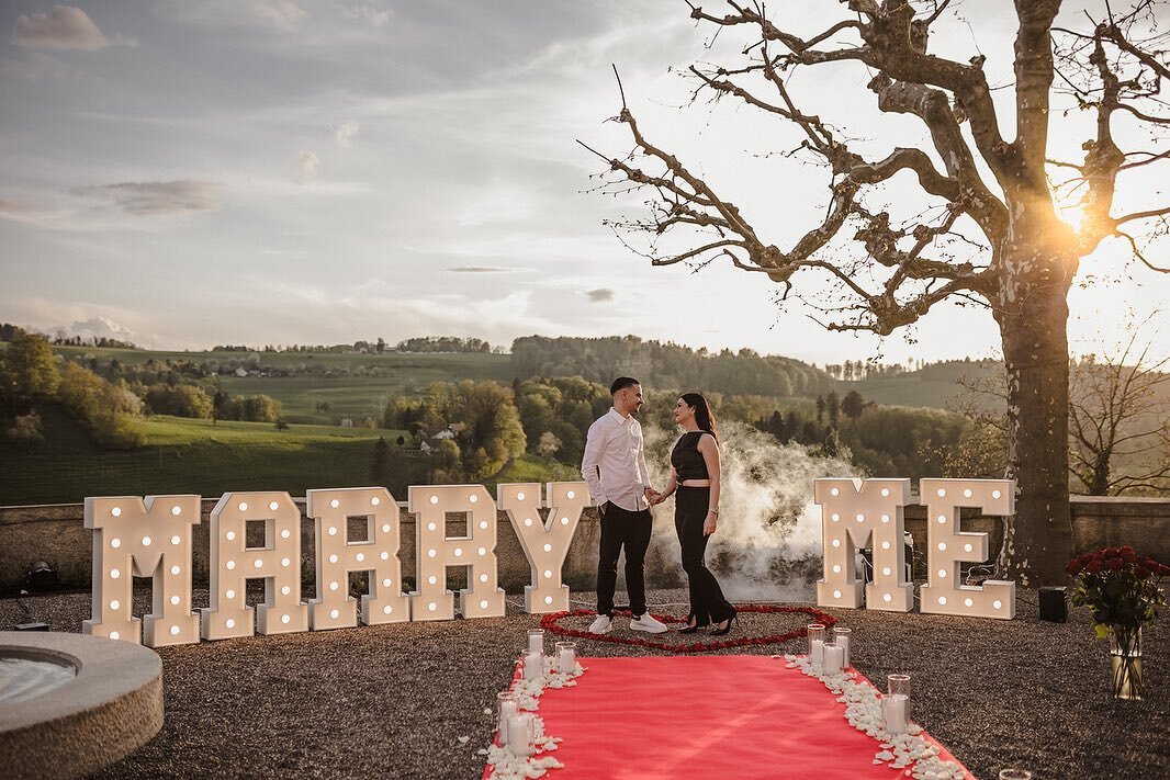 &laquo;
Der perfekte Ort f&uuml;r einen unvergesslichen Heiratsantrag ist das Schloss Rued mit seiner wundersch&ouml;ner Fernsicht.

Location: @schloss_rued 
Planung &amp; Umsetzung: 
@liebesding.wedding.planner 
Leuchtbuchstaben &amp; Kaltfunkenfont