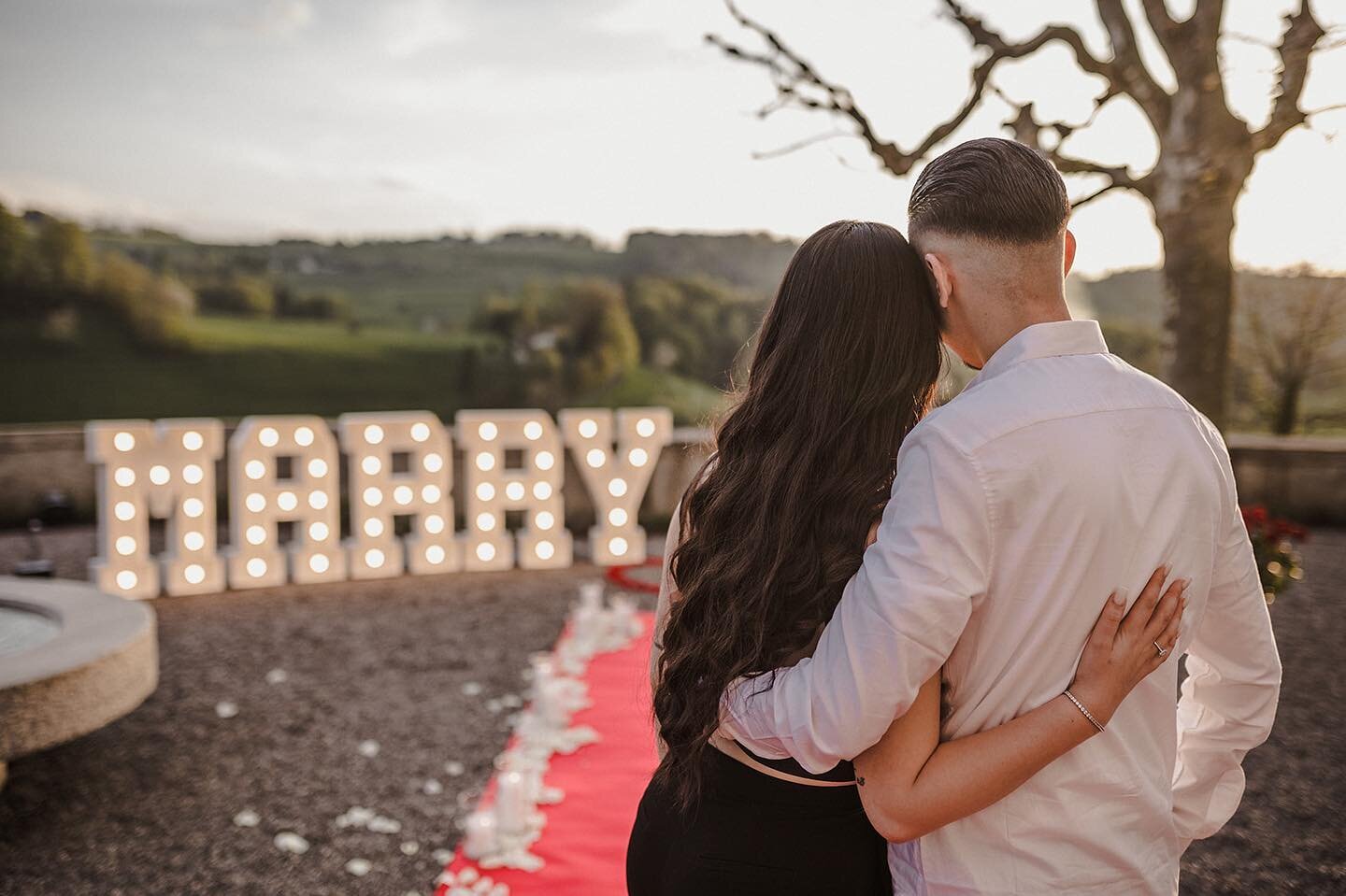 &laquo;
Der perfekte Ort f&uuml;r einen unvergesslichen Heiratsantrag ist das Schloss Rued mit seiner wundersch&ouml;ner Fernsicht.

Location: @schloss_rued 
Planung &amp; Umsetzung: 
@liebesding.wedding.planner 
Leuchtbuchstaben &amp; Kaltfunkenfont