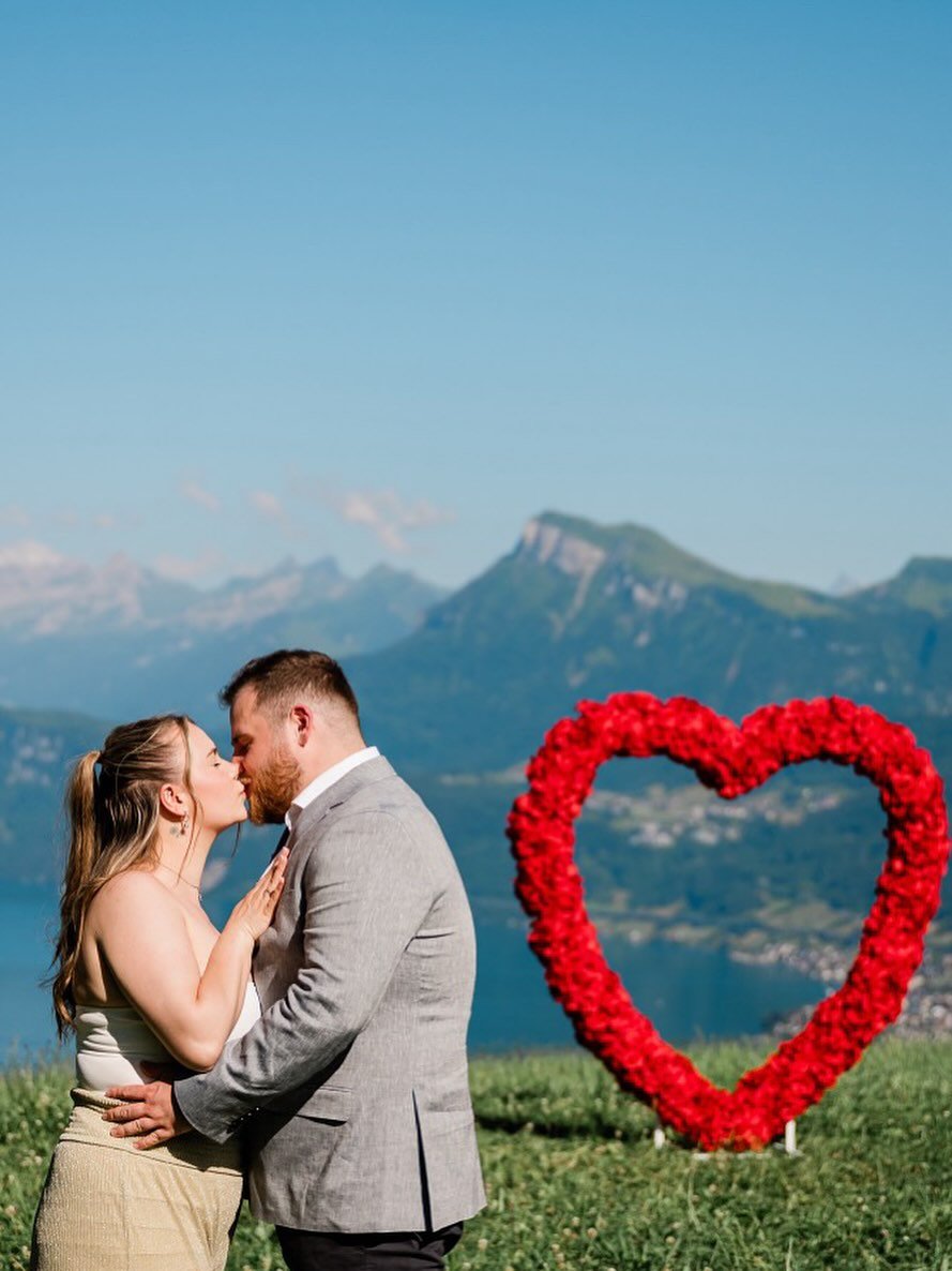 💍🇨🇭
Heiratsantrag von Paige &amp; Harry im Hotel Villa Honegg mit traumhafter Sicht auf die Berge und den Vierwaldst&auml;ttersee.

Location: @villahonegg 
Dekoration: @heiratsantragschweiz 
Fotografie: @hochzeit_johanna_unternaehrer 

#heiratsant