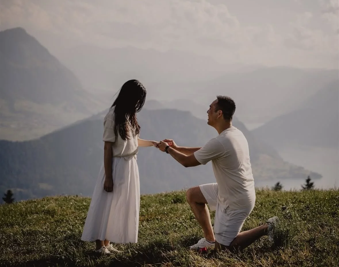 💍🇨🇭
Was f&uuml;r ein besonderer Moment voller Emotionen, 
mitten in den Bergen. Sie ahnte nichts - und pl&ouml;tzlich ging er vor ihr auf die Knie. Wir durften diesen einzigartigen Augenblick begleiten und f&uuml;r immer festhalten. Solche echten,