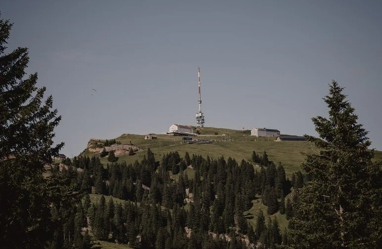 💍🇨🇭
Was f&uuml;r ein besonderer Moment voller Emotionen, 
mitten in den Bergen. Sie ahnte nichts - und pl&ouml;tzlich ging er vor ihr auf die Knie. Wir durften diesen einzigartigen Augenblick begleiten und f&uuml;r immer festhalten. Solche echten,