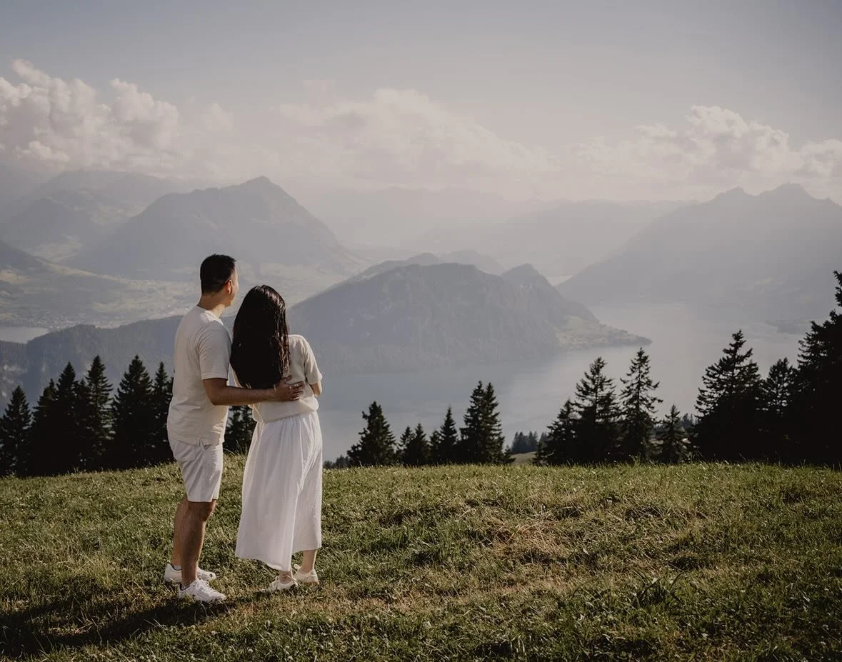 💍🇨🇭
Was f&uuml;r ein besonderer Moment voller Emotionen, 
mitten in den Bergen. Sie ahnte nichts - und pl&ouml;tzlich ging er vor ihr auf die Knie. Wir durften diesen einzigartigen Augenblick begleiten und f&uuml;r immer festhalten. Solche echten,