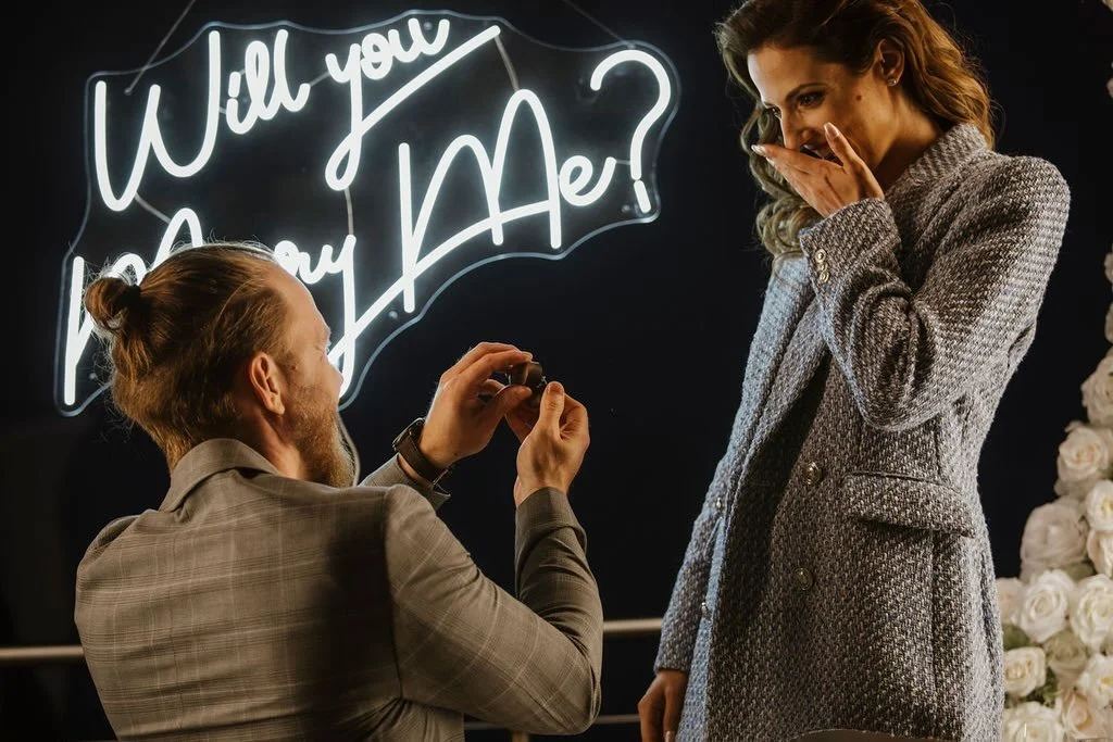 💍🇨🇭
Der Uetliberg bietet die perfekte Kulisse f&uuml;r einen unvergesslichen Heiratsantrag &uuml;ber den D&auml;chern von Z&uuml;rich mit einzigartigen Sonnenunterg&auml;ngen.

Location: @uto_kulm 
Planung: @events2people.ch 
Dekoration: @heiratsa