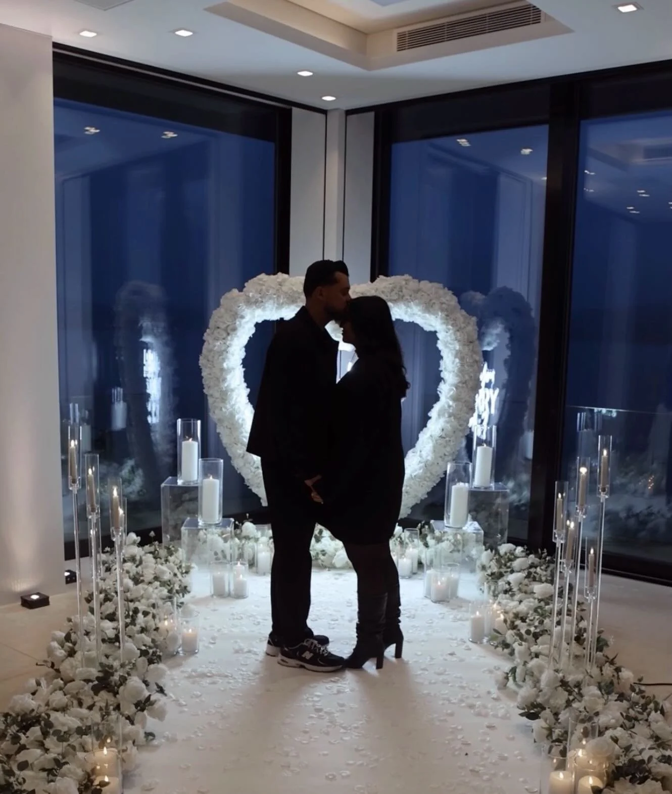 💍🇨🇭
Im Dezember durften wir einen einzigartigen Heiratsantrag im wundersch&ouml;ner Campus Hotel Hertenstein am Vierwaldst&auml;ttersee durchf&uuml;hren. 

Location: @campushotelhertenstein 
Planung &amp; Durchf&uuml;hrung: @heiratsantragschweiz 
