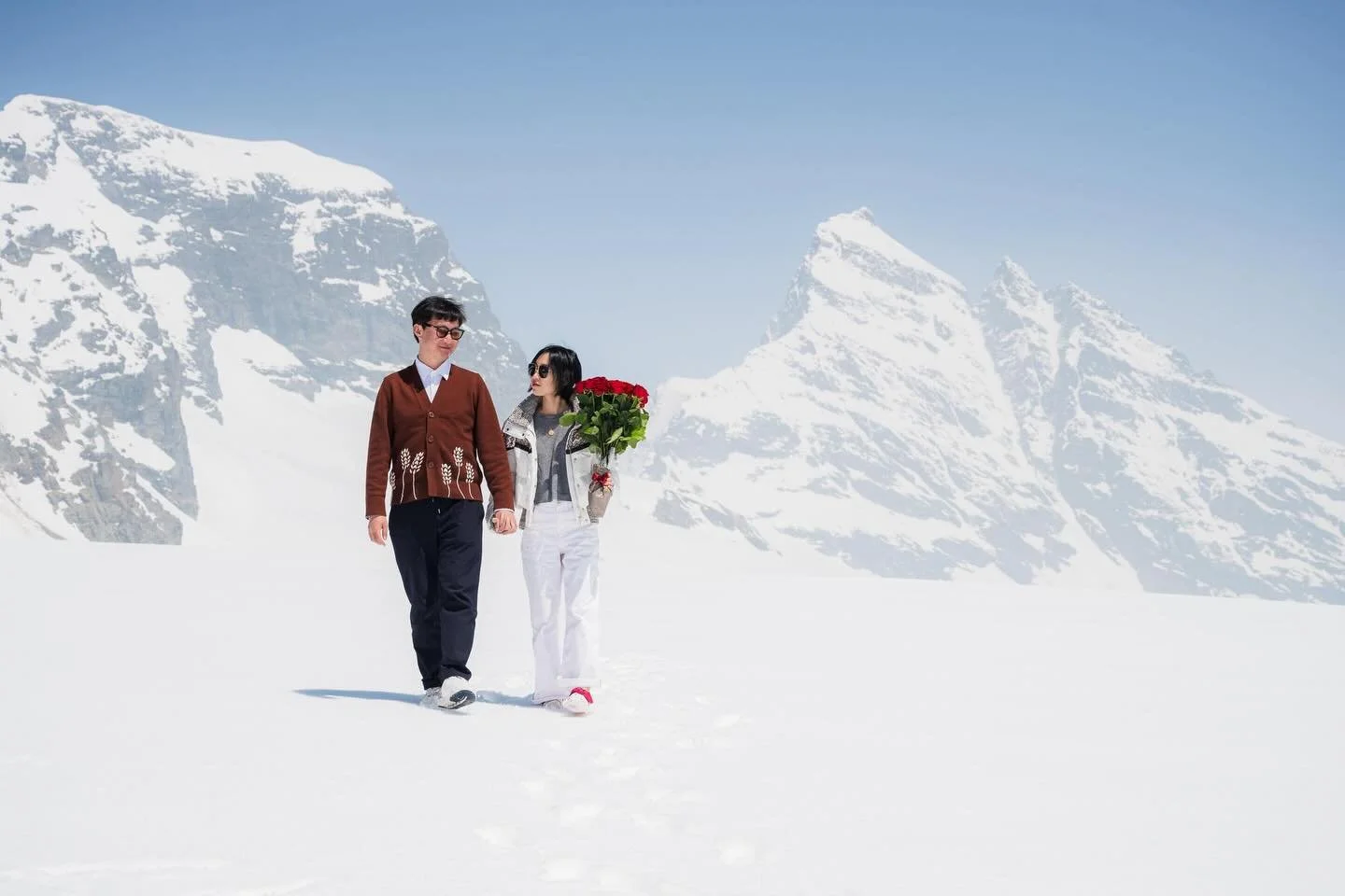 💍🇨🇭
Ein Heiratsantrag ist ein Moment - wir machen ihn zu einem Erlebnis.

🚁 Privater Helikopterflug
❄️ Landung auf dem Gletscher
🧀 Raclette in einzigartiger Kulisse
💍 Der Antrag. Perfekt inszeniert.
📸 F&uuml;r immer festgehalten.

📸 Begleitet