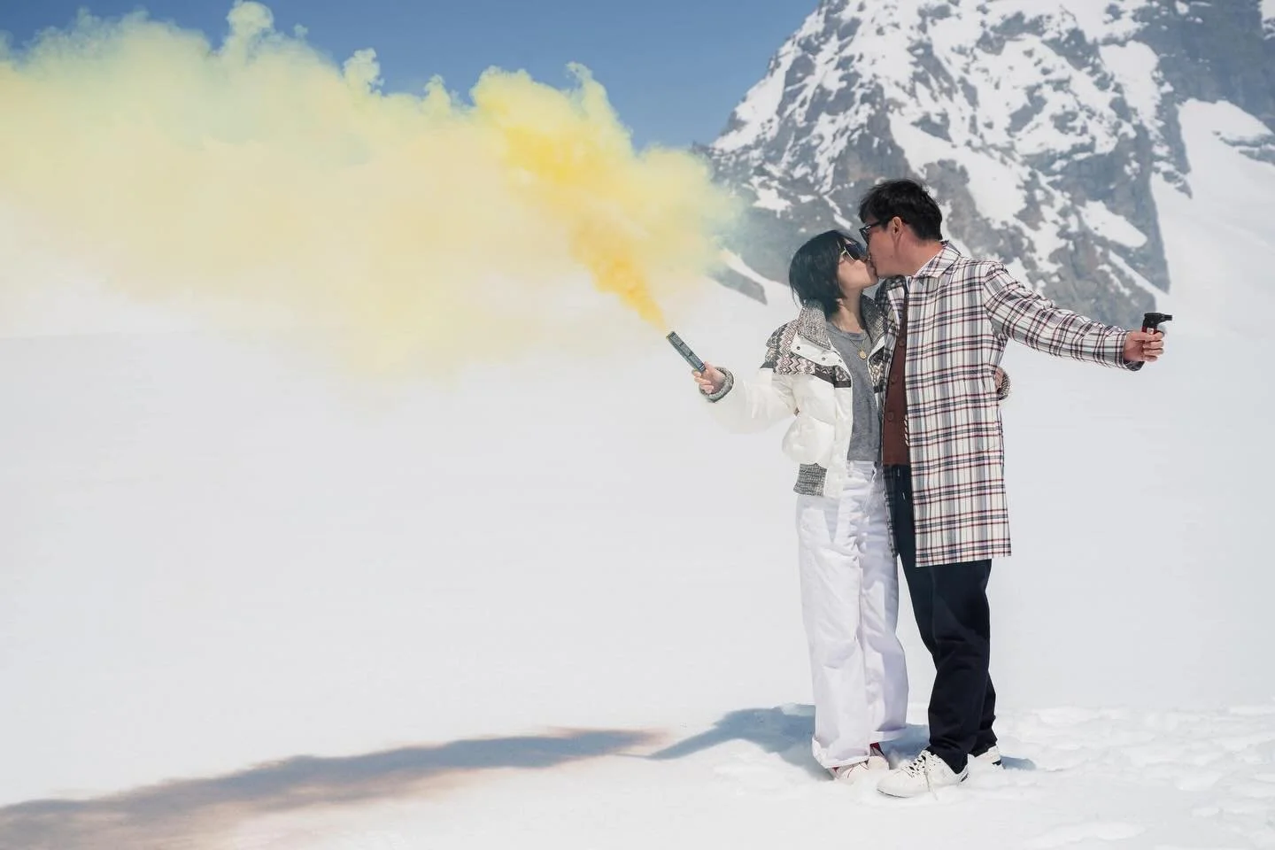 💍🇨🇭
Ein Heiratsantrag ist ein Moment - wir machen ihn zu einem Erlebnis.

🚁 Privater Helikopterflug
❄️ Landung auf dem Gletscher
🧀 Raclette in einzigartiger Kulisse
💍 Der Antrag. Perfekt inszeniert.
📸 F&uuml;r immer festgehalten.

📸 Begleitet