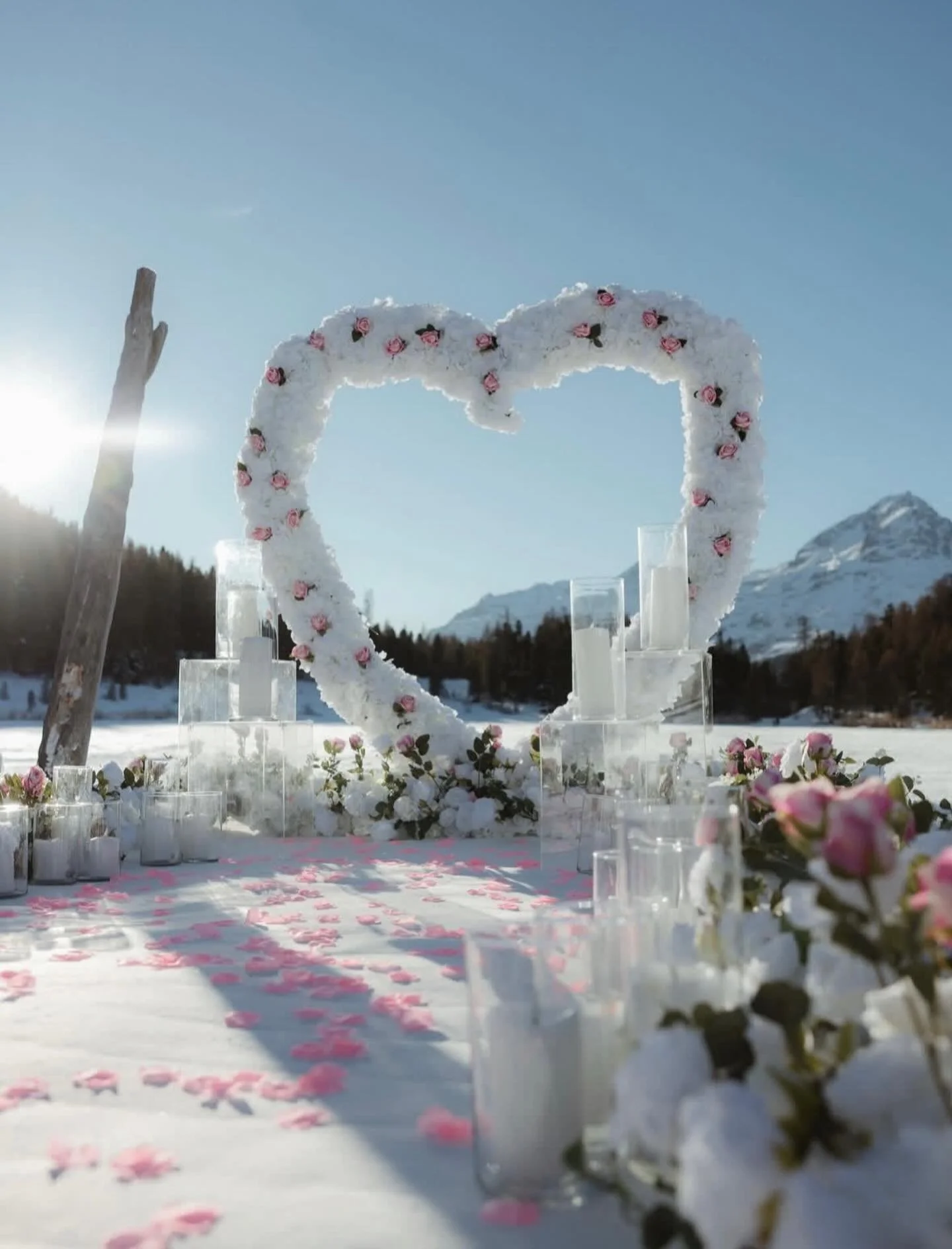 💍🇨🇭
Letzte Monat durften wir einen einzigartigen Heiratsantrag auf dem zugefrorenen Starzersee in St.Moritz mit einem unserer Deko-Setups begleiten.

Location: @lejdastaz 
Planung &amp; Durchf&uuml;hrung: @beyondandprestige 
Dekoration: @heiratsan