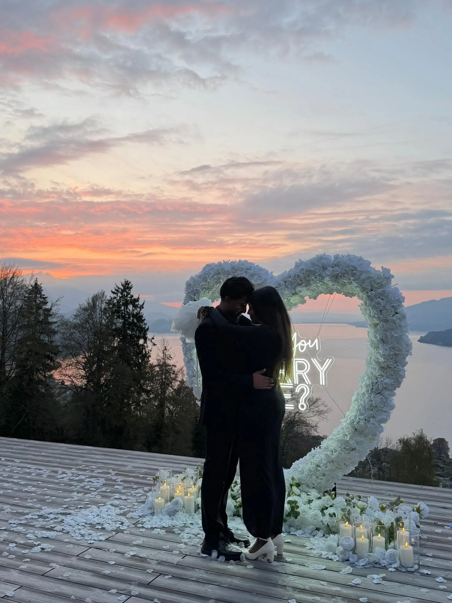 💍🇨🇭
Sag &bdquo;JA&ldquo; mit dem Herzbogen Deluxe XS
Du planst einen Heiratsantrag und bist noch auf der Suche nach der passenden Dekoration?

Wir liefern die Kulisse, f&uuml;r einen unvergesslichen Heiratsantrag.✨

Egal ob auf der Terrasse, am Se