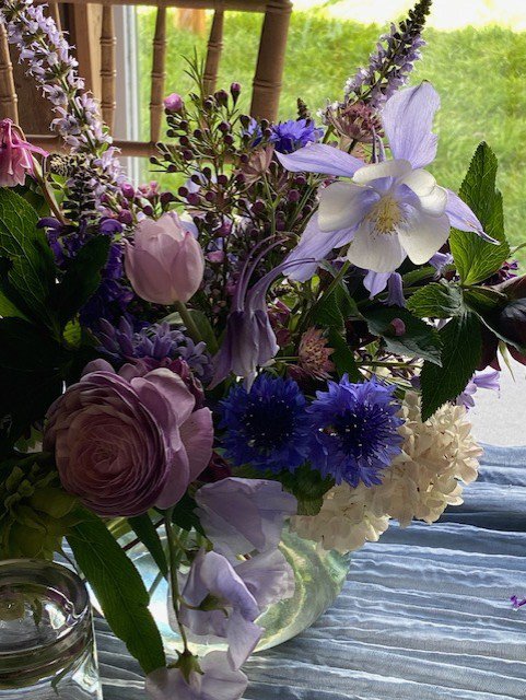 Round vase table arrangement.jpg