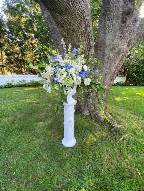 budget friendly single urn arrangement at vow exchange site.jpg