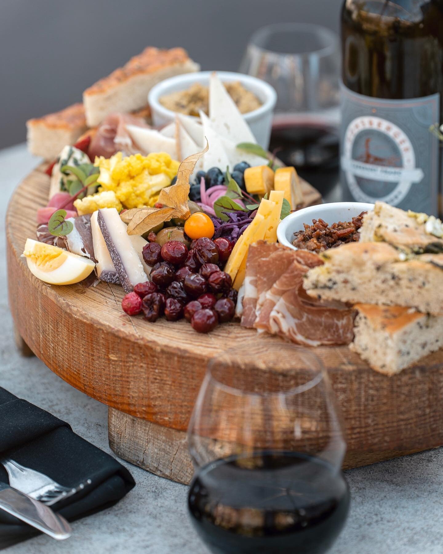 The Floorboard, a staple shareable appetizer here at Honsberger estate. House made bread. Local and artisan cheese selection. House cured or imported meats. Pickled vegetables + preserves. So so good!

#freshfood #jordanrestaurant #ontariowines #food