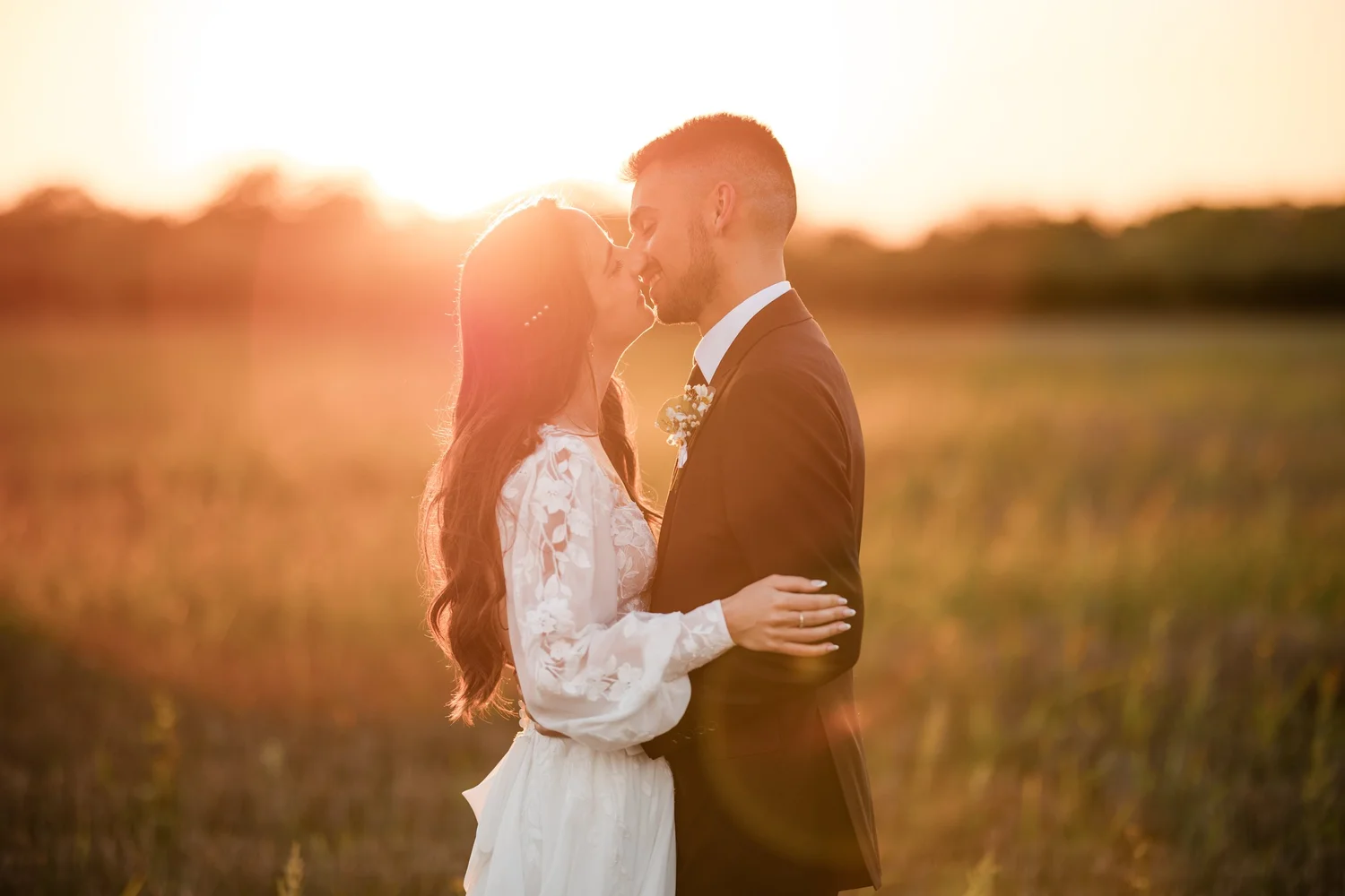 Couple in the vineyard at sunset at Honsberger Estate