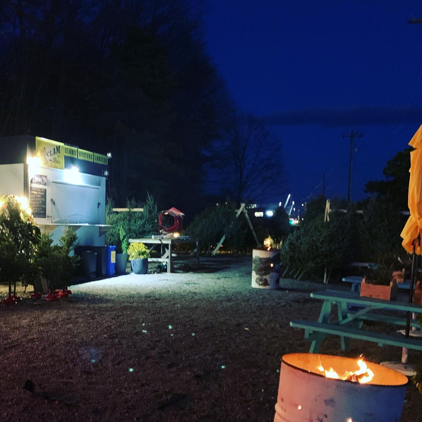 The clam bar is closed due to weather - @treegullportland is open here on the property tho for trees, wreathes, gifts etc.
🎅🏽
🦪
⛈
@foodtruckalico @mainefoodtrucks @portlandfoodmap 
#rainday