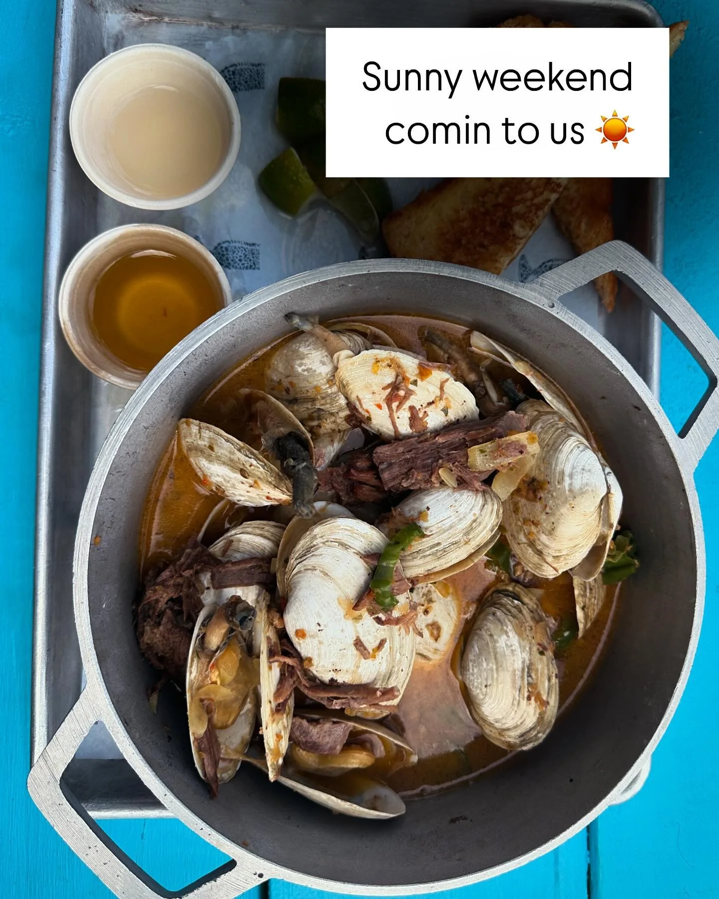 Still a little sunshine left in this season - pretty dang good patio weather all weekend long 
☀️
☀️
#portlandmaine #maineeats #clambar #clamroll #steamerclams #waterfront