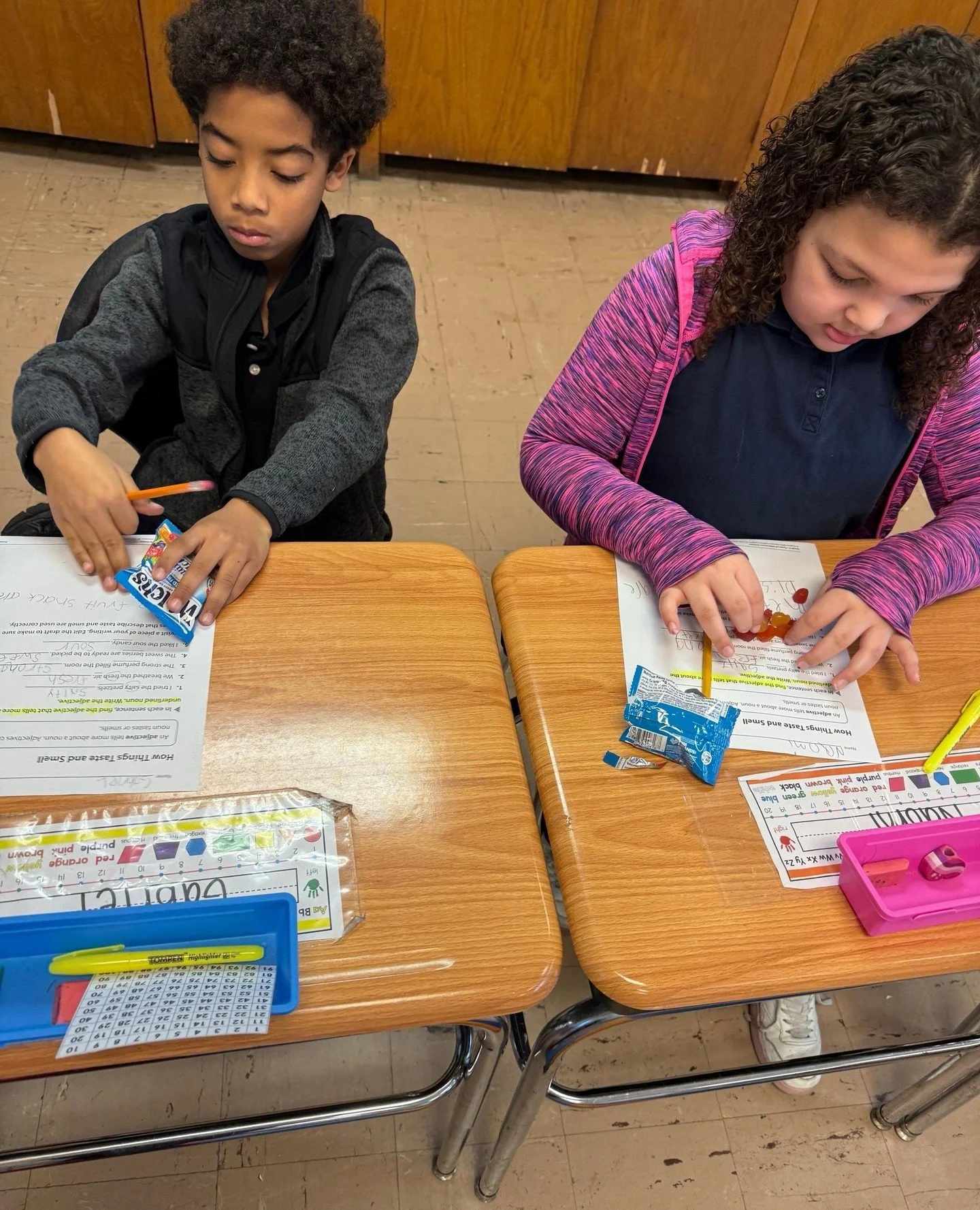 Second graders are getting creative with adjectives! 🍎😋 We explored taste and smell by describing our fruit snacks&mdash;learning grammar has never been this tasty!