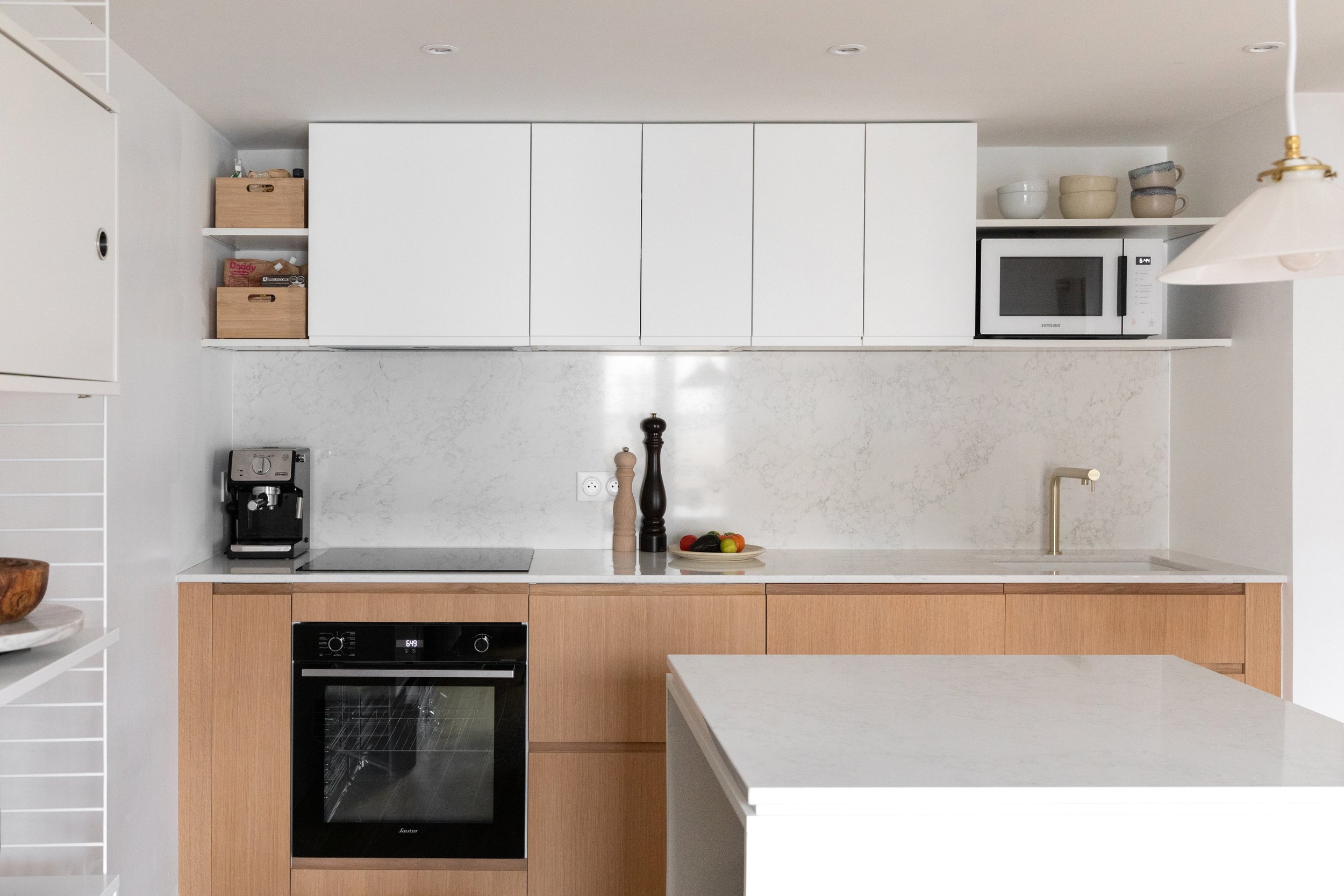 lume_architectes_paris_projet_lumière_matière_espace_transformation_complete_traversant_usage_menuiserie_cusine_totem