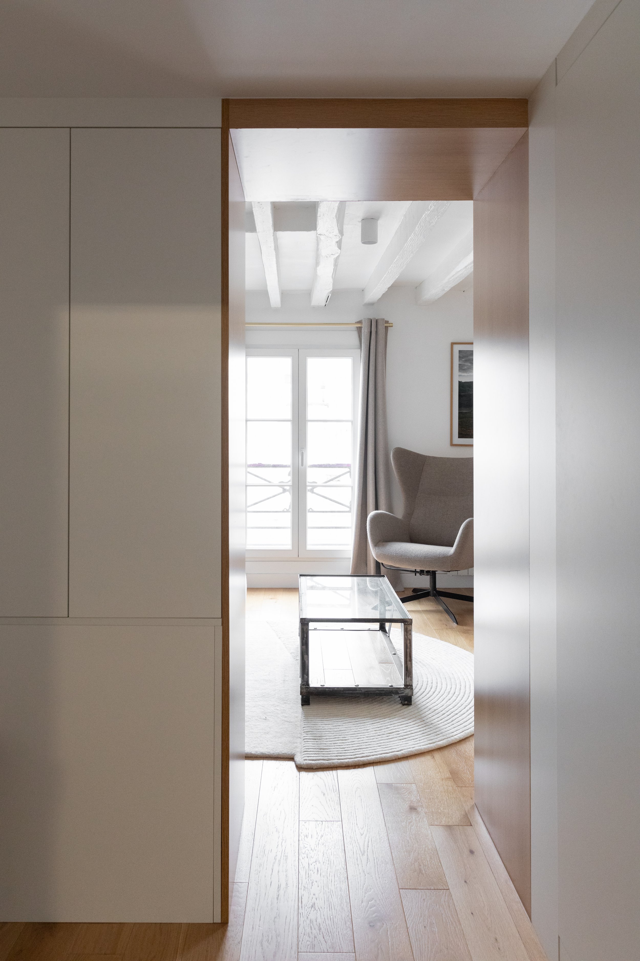lume_architectes_paris_projet_lumière_matière_espace_transformation_complete_traversant_usage_menuiserie_entrée_totem