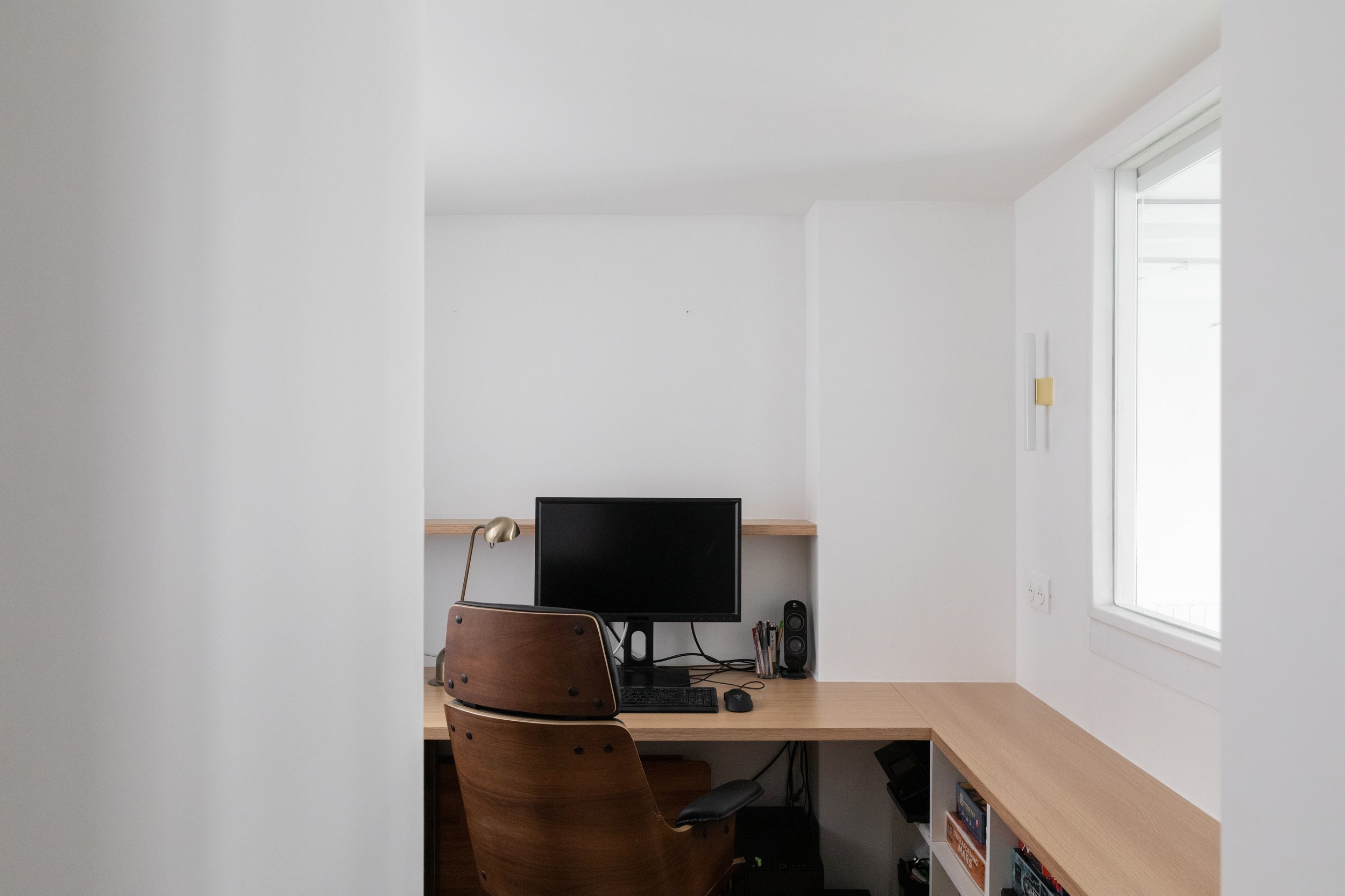 lume_architectes_paris_projet_lumière_matière_espace_transformation_complete_traversant_usage_menuiserie_bureau_fenêtre_intérieure_totem