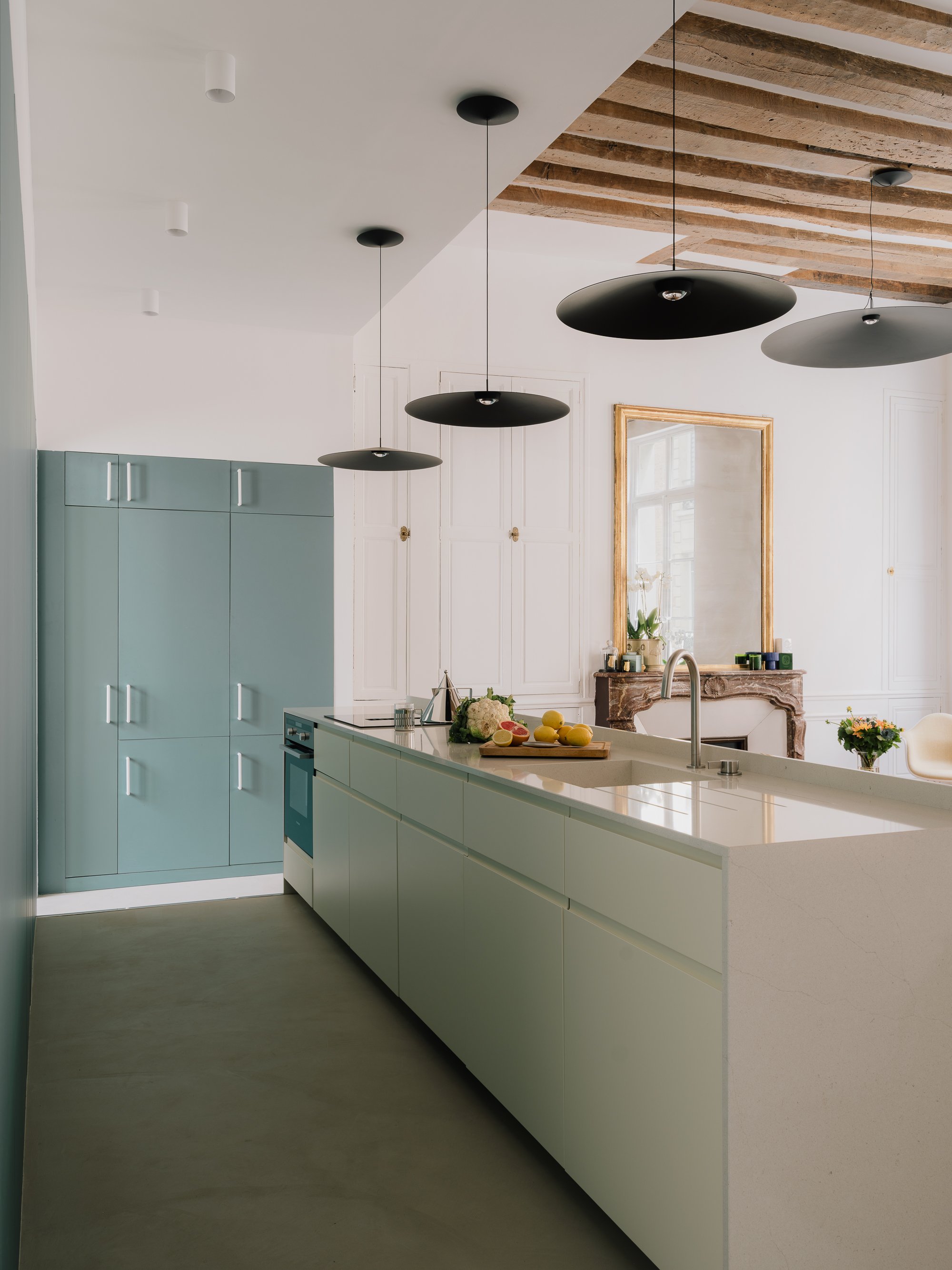 lume_architectes_paris_projet_lumière_matière_espace_transformation_complete_traversant_usage_béton_brut_nature_technique_sensible_cuisine_structure_ancien_poésie