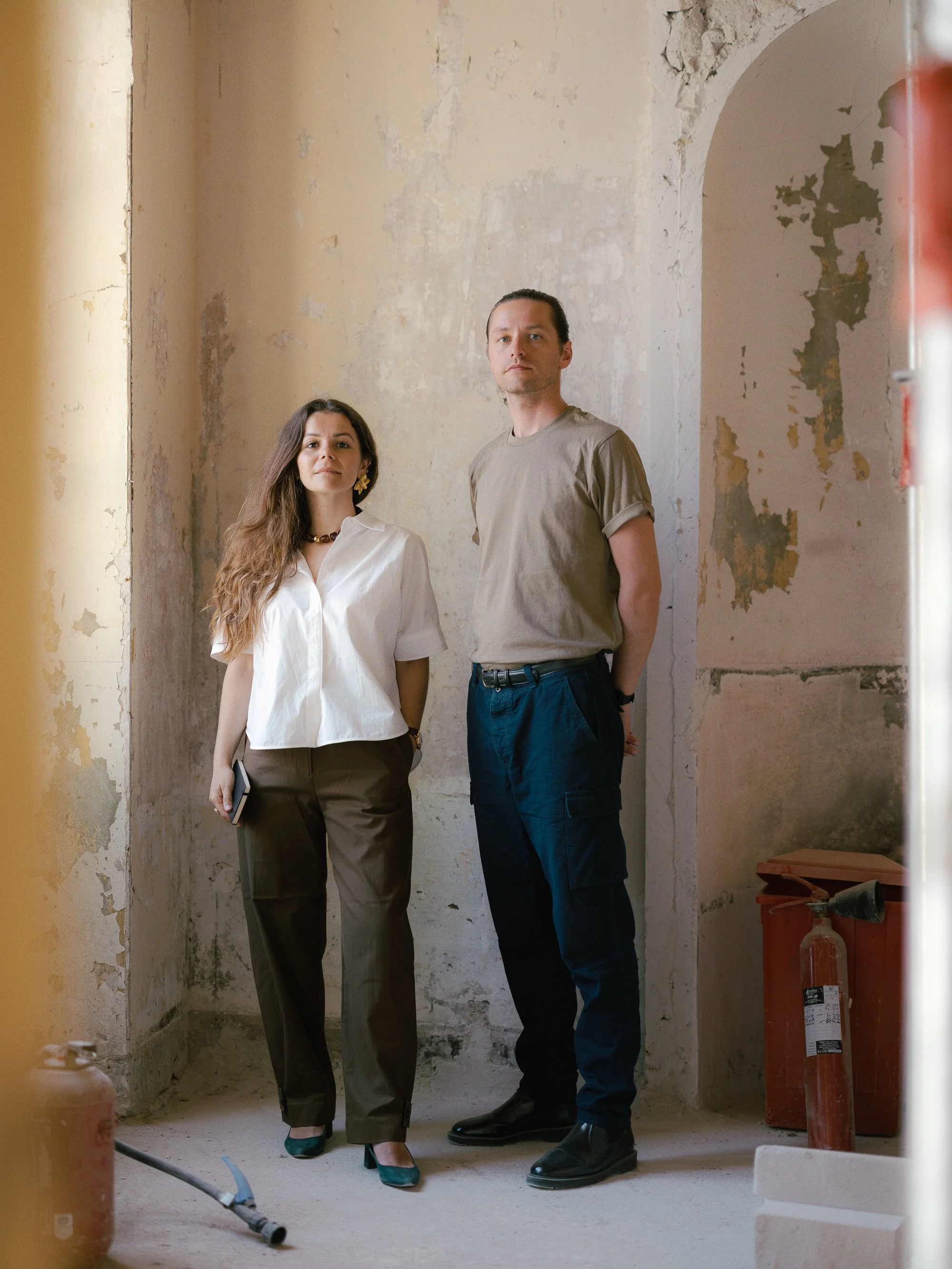 Photo des deux associés fondateurs de lume architectes, prise sur le chantier de réhabilitation de la maison des jardiniers en cours de curage.
