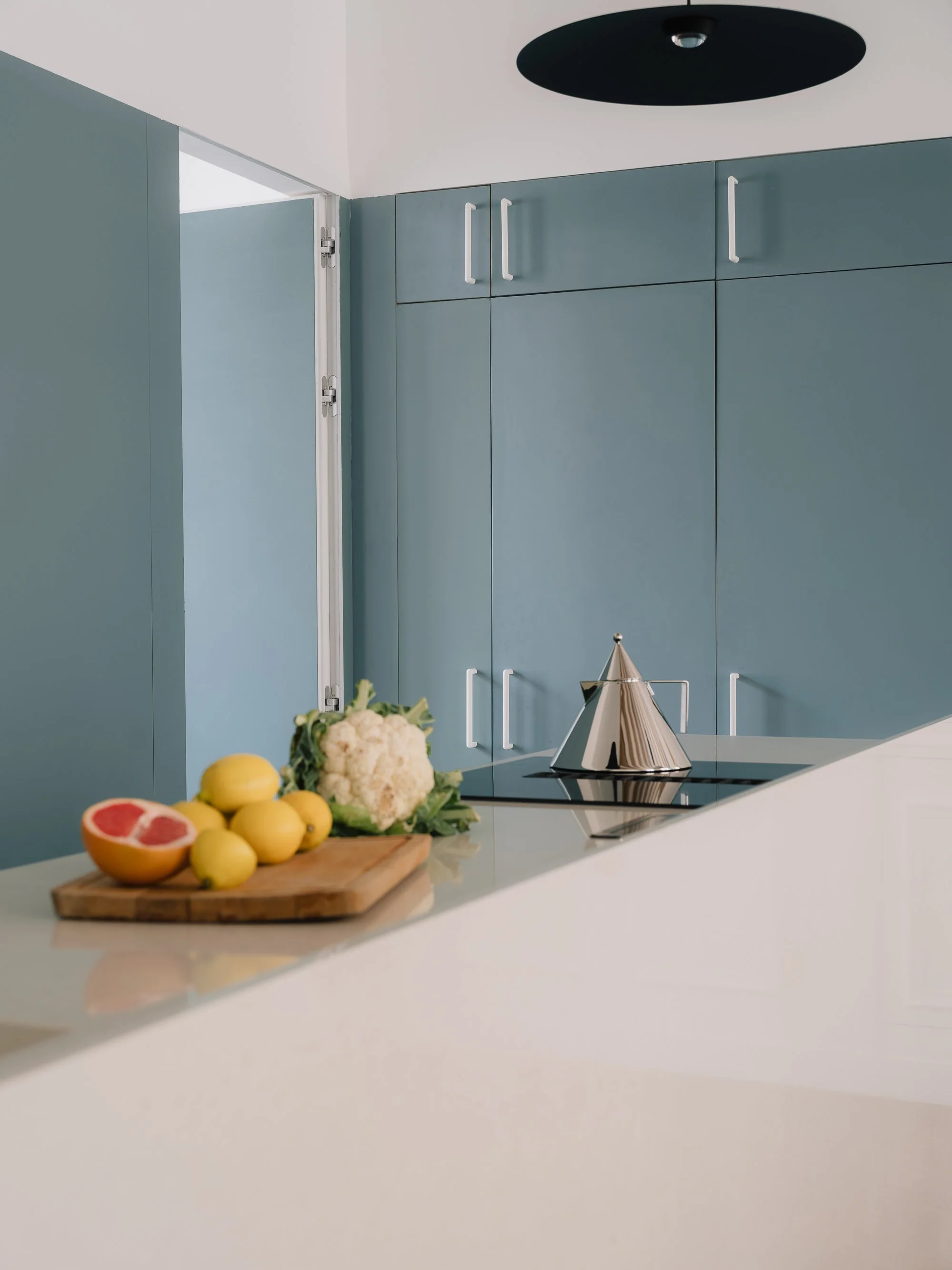 lume_architectes_paris_projet_lumière_matière_espace_transformation_complete_traversant_usage_béton_brut_nature_technique_sensible_cuisine_structure_ancien_poésie