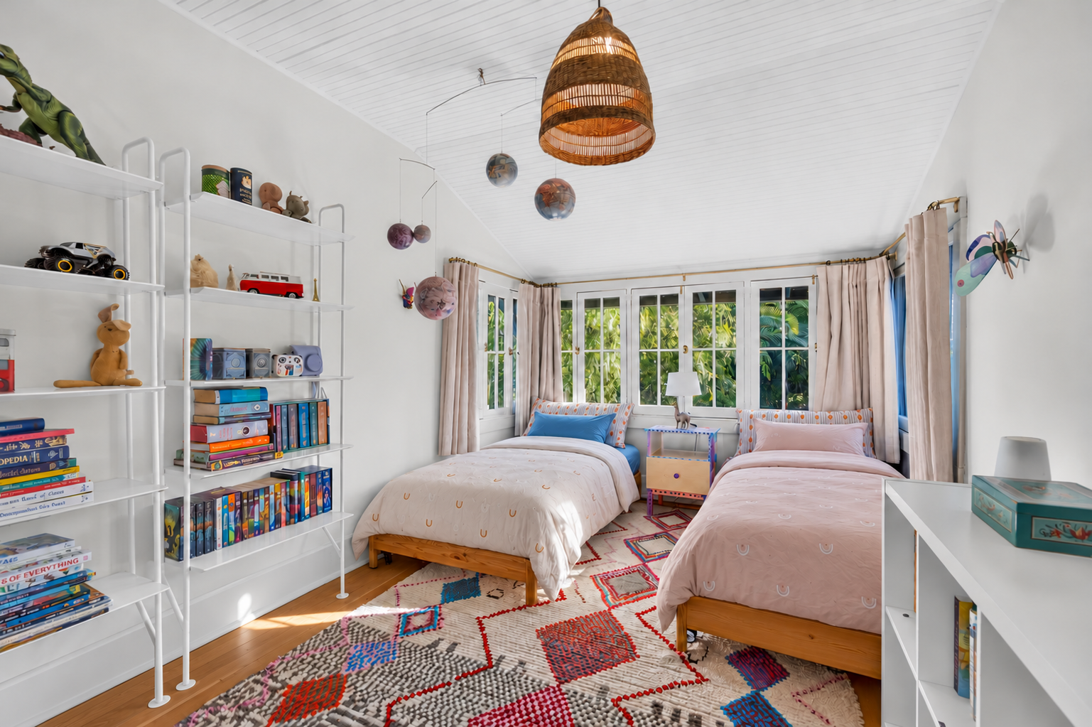 Basket-free floor beneath the bookshelf.png