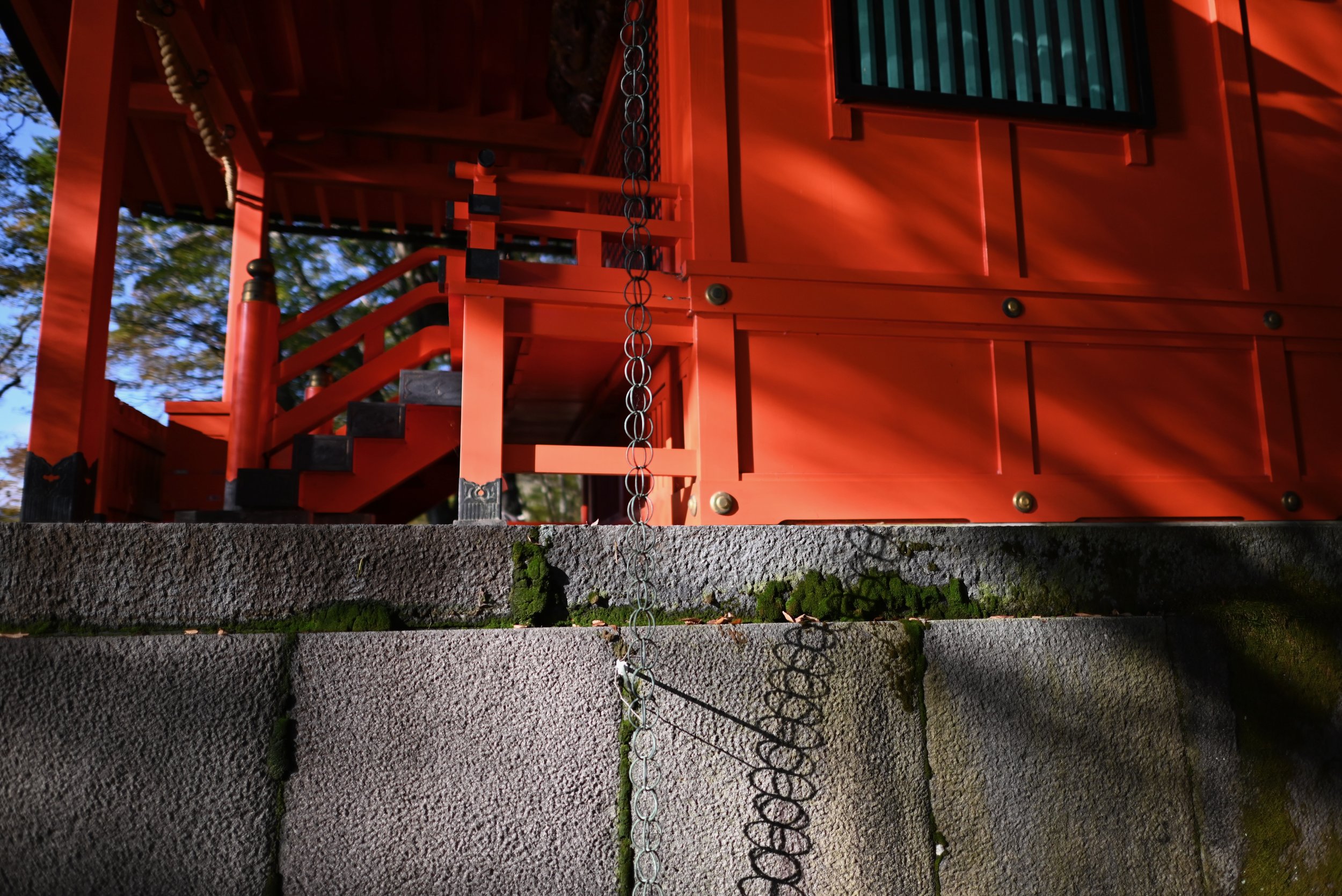 Another part of the Hakone-jinja shrine. Attached to the side of the shrine was a rain chain (鎖樋, kusari-toi), an alternative to a down spout.