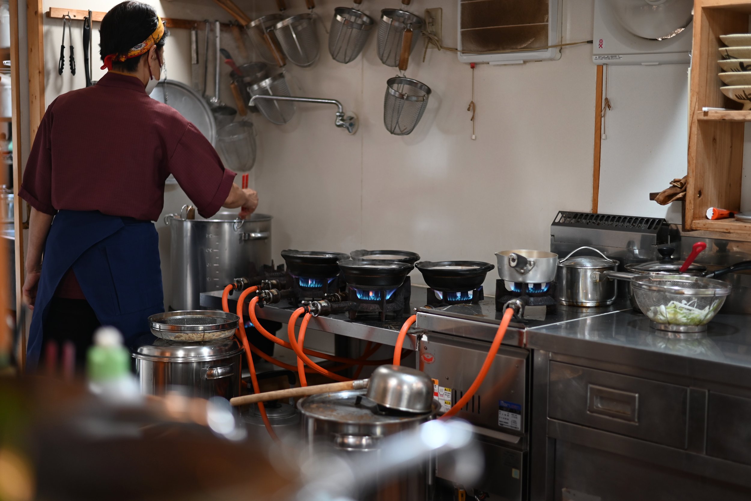 One of the chefs cooking udon (noodles) at an udon restaurant in Hakone (クロウドンヤマチョウセンゴクハラ).