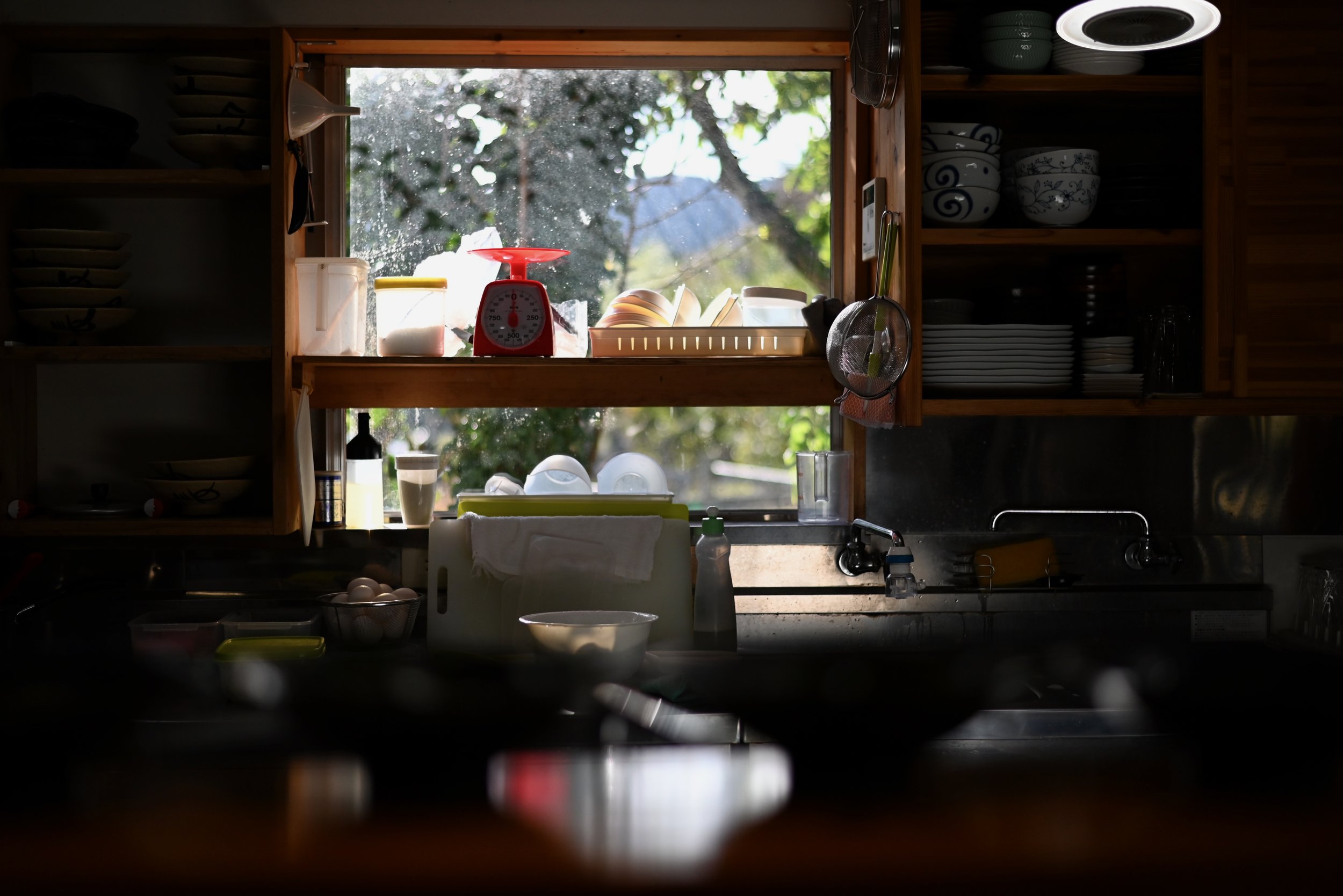 The galley kitchen of an udon restaurant in Hakone (クロウドンヤマチョウセンゴクハラ).