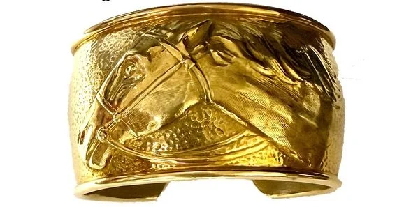 Calling all equestrians with or without ponies!!!
⠀⠀⠀⠀⠀⠀⠀⠀⠀
We loved nabbing this rare find with an embossed hunter jumper ready to clear the poles!
⠀⠀⠀⠀⠀⠀⠀⠀⠀
Handcrafted in stunning 18KT Yellow Gold
Measurements: Outside with 35.48 mm; Inside diamet