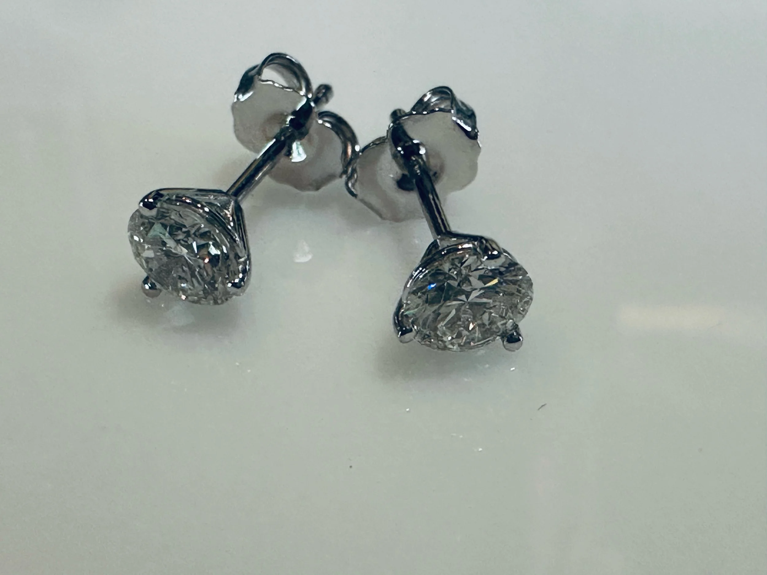 We love our basic natural diamond round brilliant cut stud earrings. As always we use the best cuts available for that ever so desired light refraction. 
TECH SPECS💎: 1.00 total diamond weight
Lets us create a set just for you!