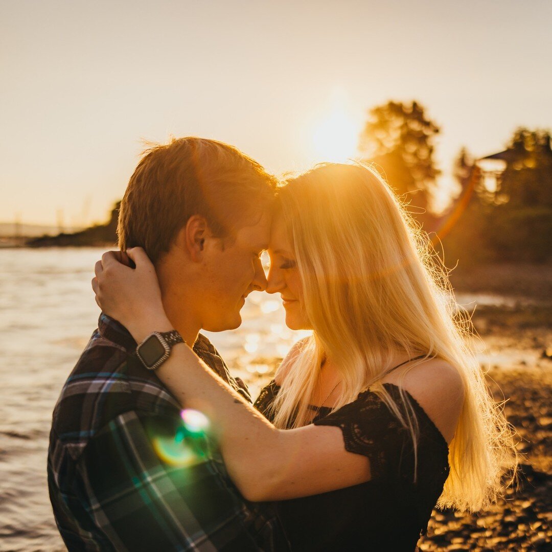 Oh, if only you knew the ratio of blooper pics to sweet pics... 🤣 These two never disappoint! ✨

#couplesgoals #couplesphotography #pnwphotographer #pnwcreative #localvancouver