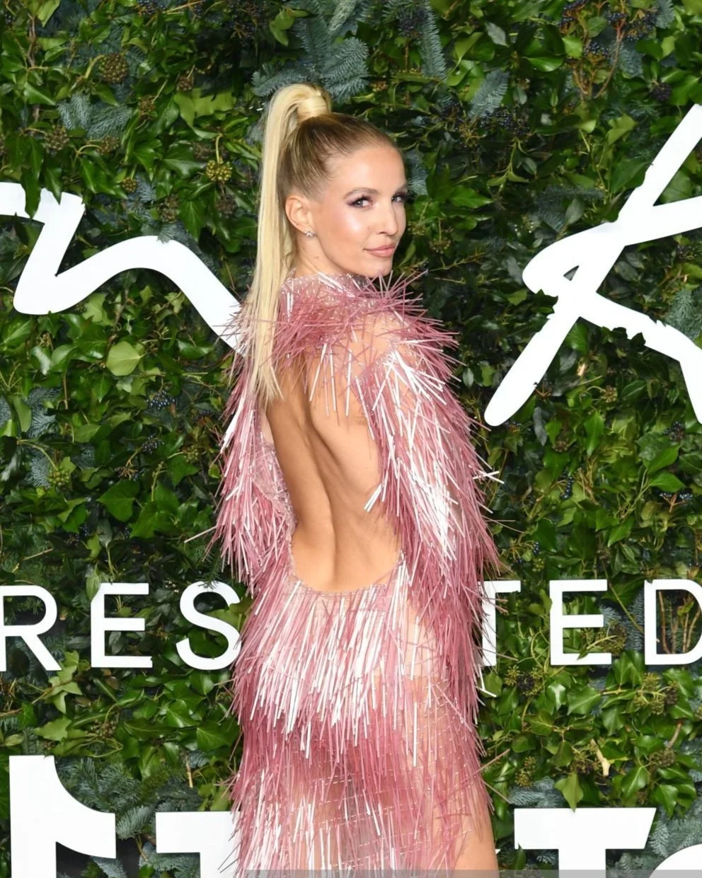 Leonie Hanne Red Carpet_2.jpg