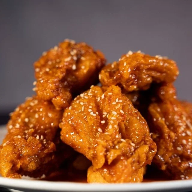 Craving Korean fried chicken? 🍗𝐁𝐀𝐒𝐀𝐊 𝐂𝐇𝐈𝐂𝐊𝐄𝐍 &amp; 𝐁𝐔𝐍𝐒𝐈𝐊 at 8 Street Harbour Town is the place to be! From classic flavours like Original and Sweet &amp; Spicy to unique options like Garlic Soy and Snowing Chicken, they've got it 