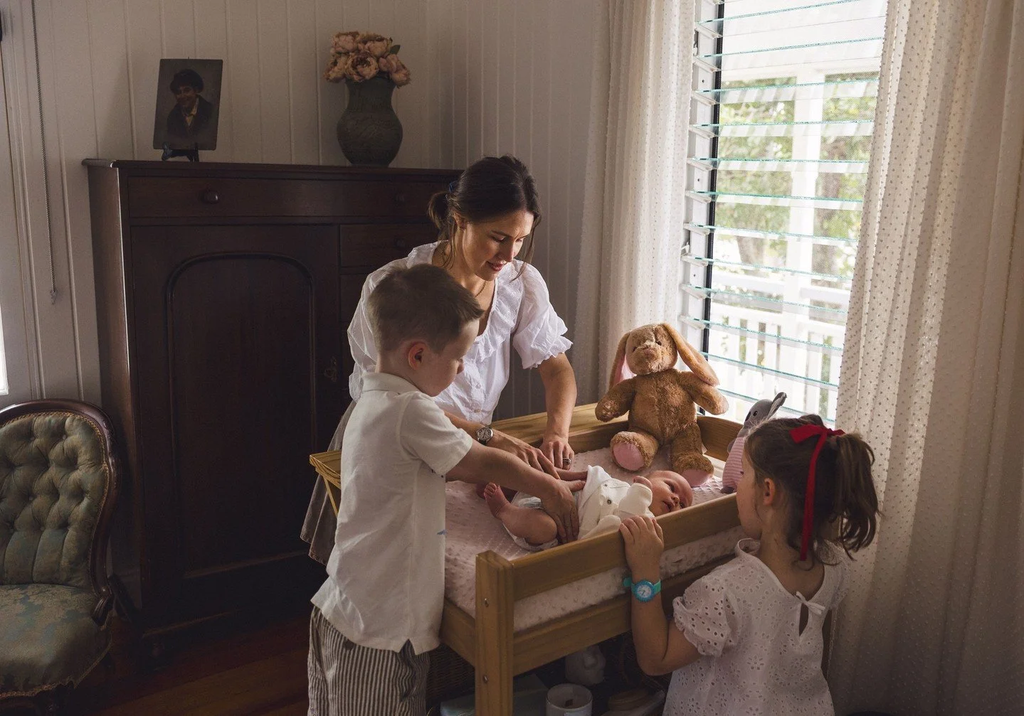 There was no shortage of helping hands for this baby girl. ❤️⁠
⁠
Newborn photos don't need to be posed, moments like these hold so much more meaning. ⁠
⁠
⁠
⁠
#brisbanephotographer #brisbanefamilyphotographer  #jessmarksphotography