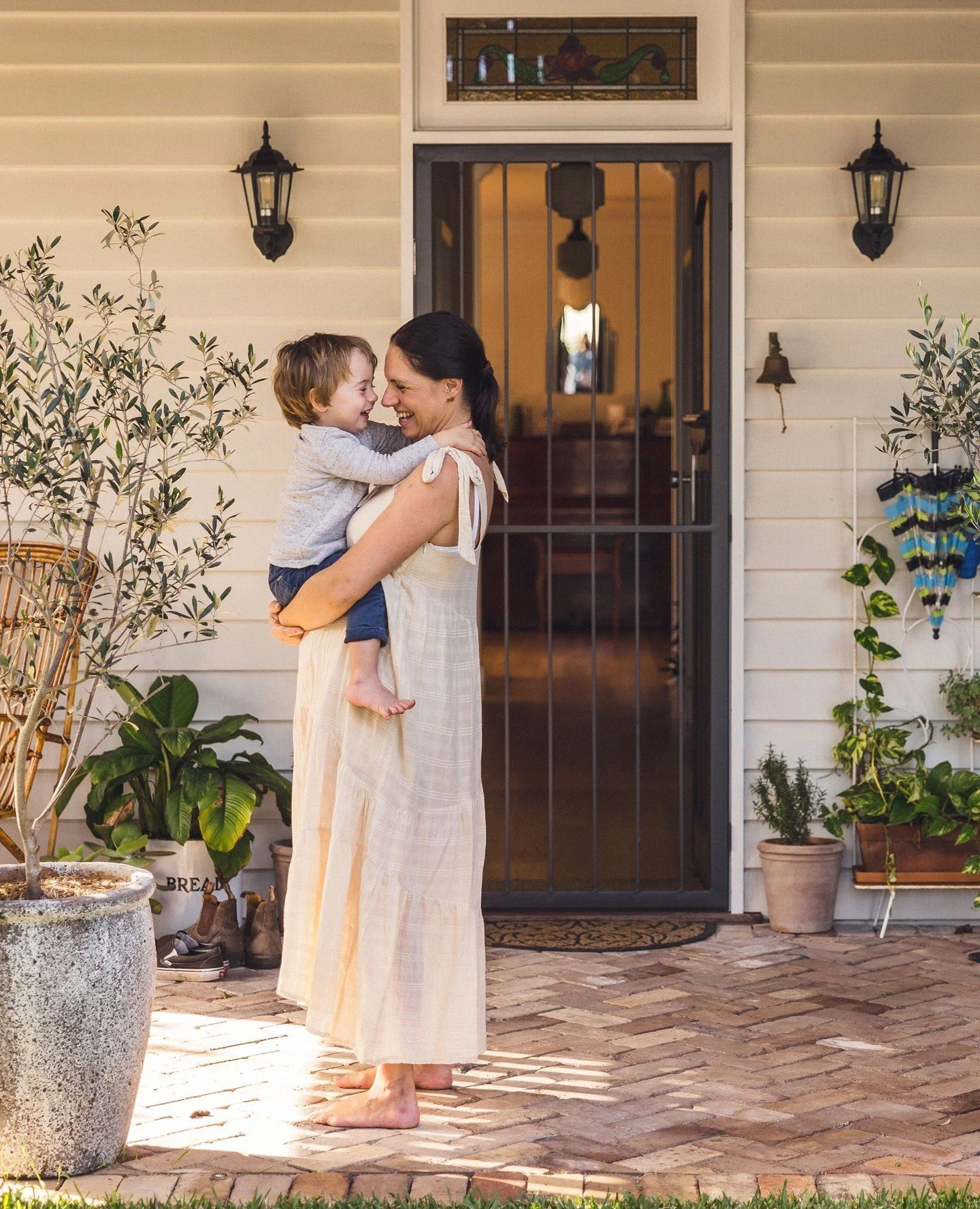 After 10 years of photographing families, I&rsquo;m finally offering Mother&rsquo;s Day Mini Sessions! (But a little differently)⁠
Introducing Front Step Portraits: 15-minute sessions in your own front yard. No props, no fancy backdrops, just life as